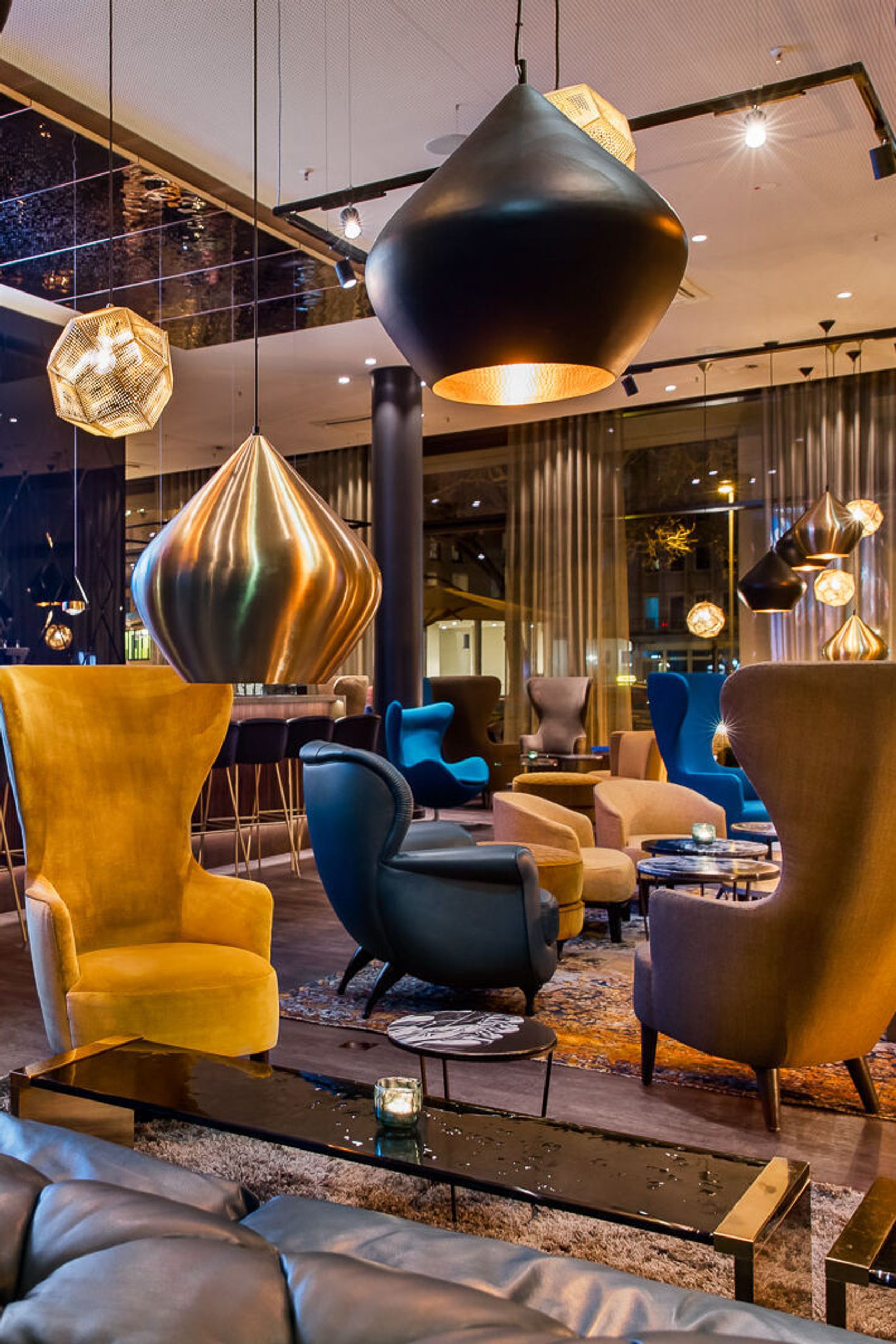 Designhotel Köln Altstadt Motel One Lounge mit Couch und Sesseln