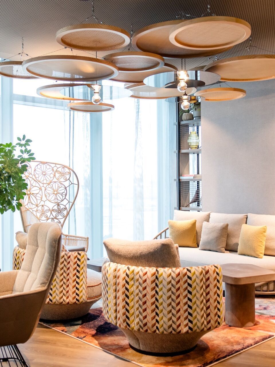 Hotel Wien Donau City Motel One lichtdurchflutete Lounge mit mehreren Sitzgelegenheiten Zuschnitt