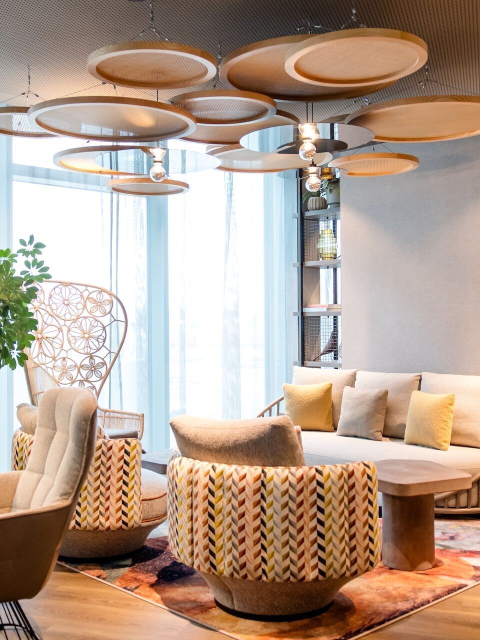 Hotel Wien Donau City Motel One lichtdurchflutete Lounge mit mehreren Sitzgelegenheiten Zuschnitt