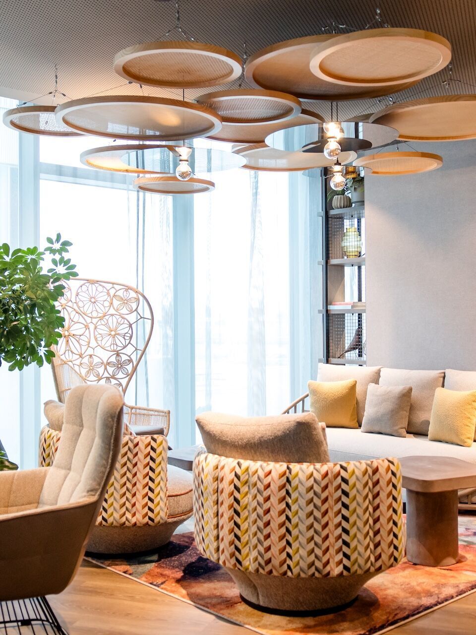 Hotel Wien Donau City Motel One lichtdurchflutete Lounge mit mehreren Sitzgelegenheiten Zuschnitt