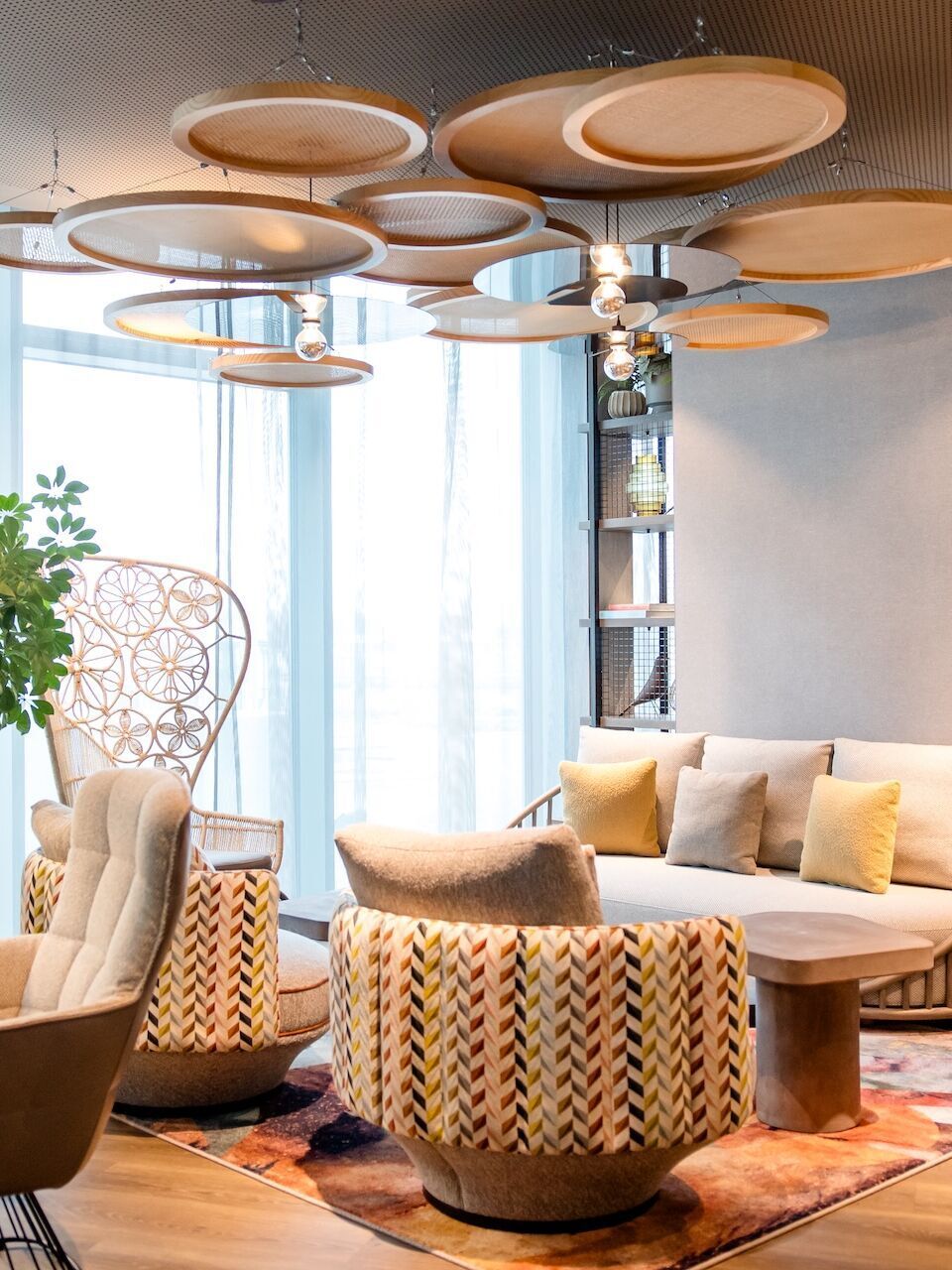 Hotel Wien Donau City Motel One lichtdurchflutete Lounge mit mehreren Sitzgelegenheiten Zuschnitt