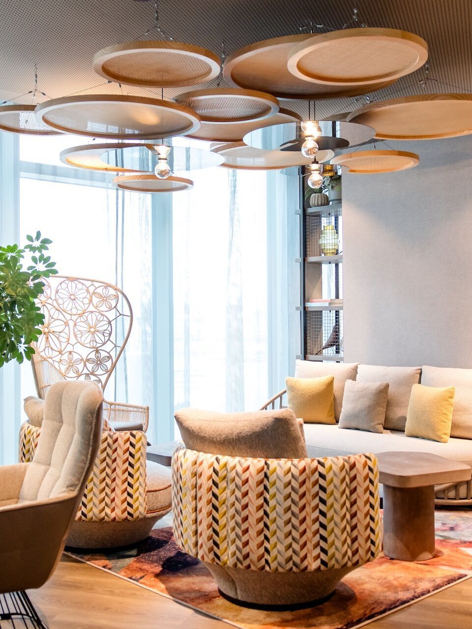 Hotel Wien Donau City Motel One lichtdurchflutete Lounge mit mehreren Sitzgelegenheiten Zuschnitt