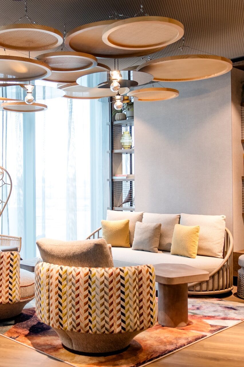 Hotel Wien Donau City Motel One lichtdurchflutete Lounge mit mehreren Sitzgelegenheiten
