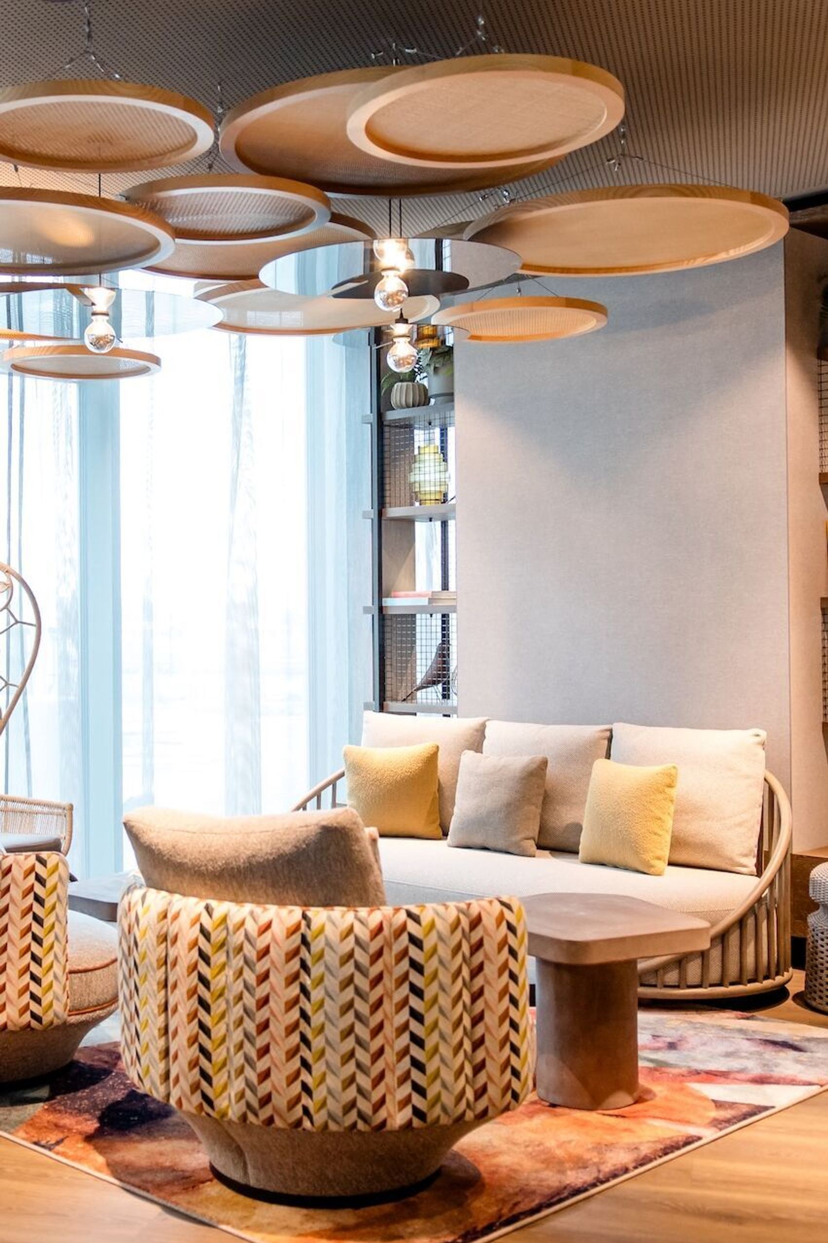 Hotel Wien Donau City Motel One lichtdurchflutete Lounge mit mehreren Sitzgelegenheiten