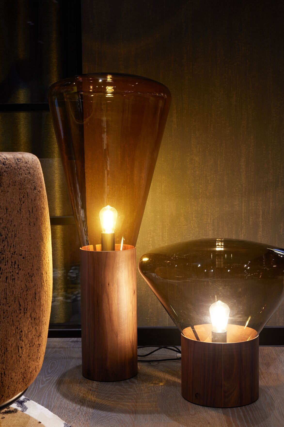 Designhotel Danzig The Cloud One Nahaufnahme auf zwei leuchtende Lampen, die auf dem Boden stehen