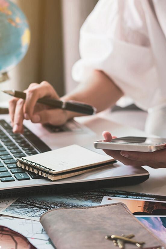 Frau bei der Urlaubsplanung im Büro Frau bei der Urlaubsplanung im Büro
