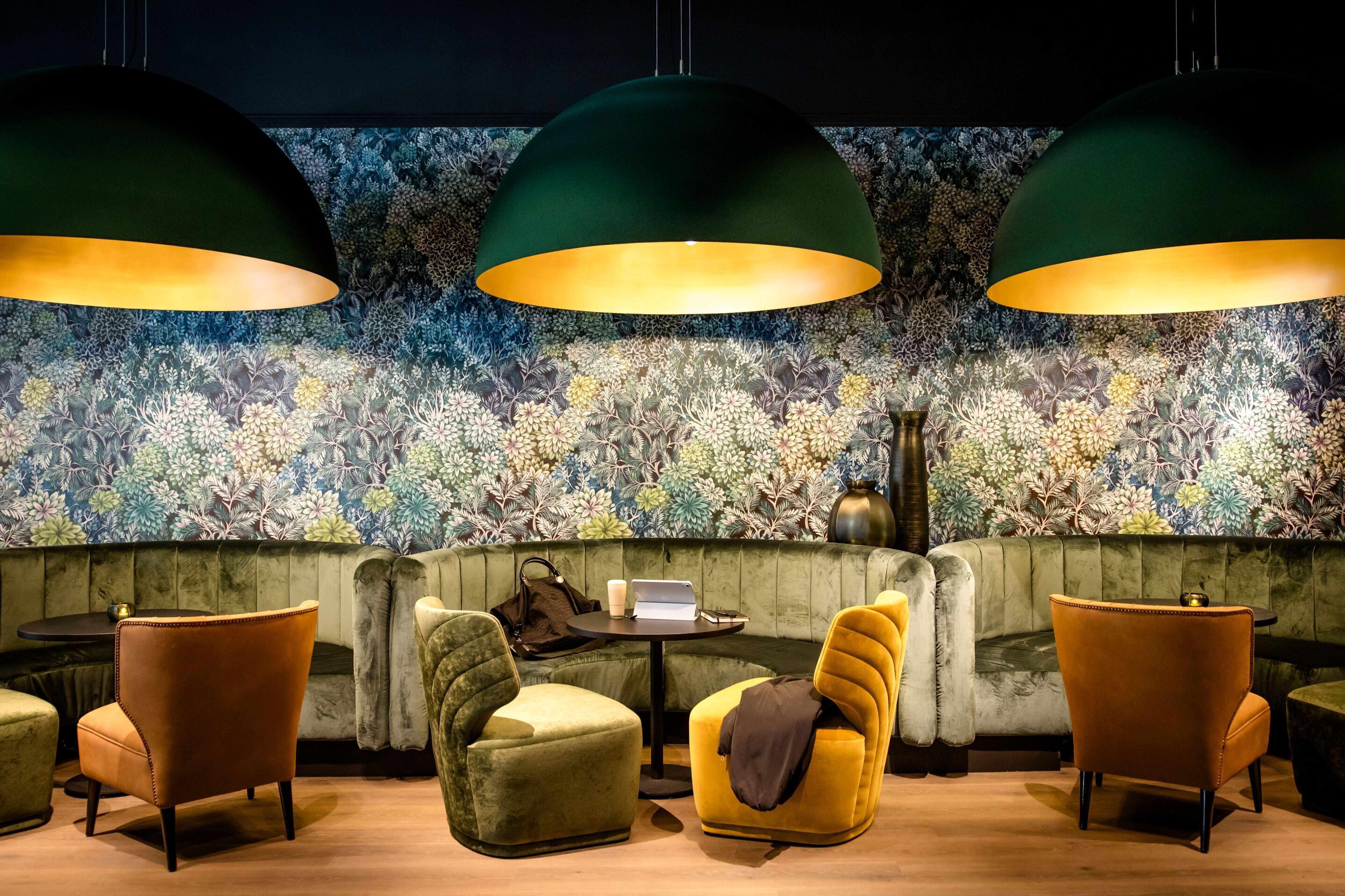 Designhotel München Hauptbahnhof Motel One Sitzecken mit großen Lampen über den Tischen