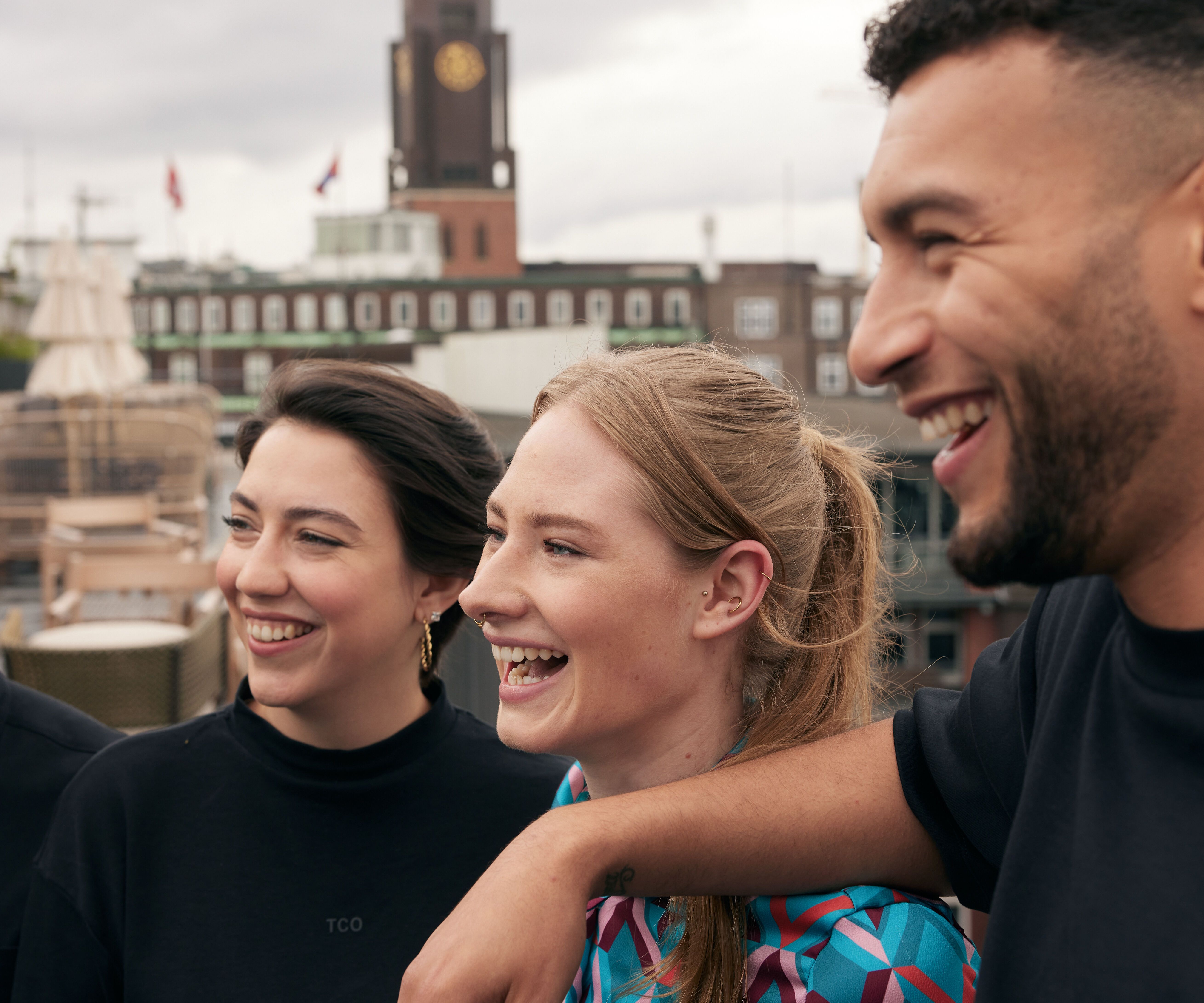 Motel One und The Cloud One Mitarbeitenden auf Dachterrasse