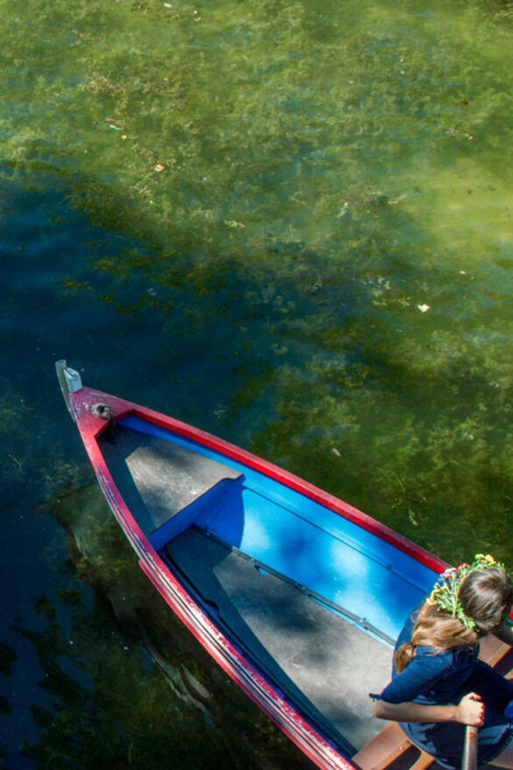 Designhotels Paris Porte Dorée Motel One Blick von oben auf Frau in Ruderboot