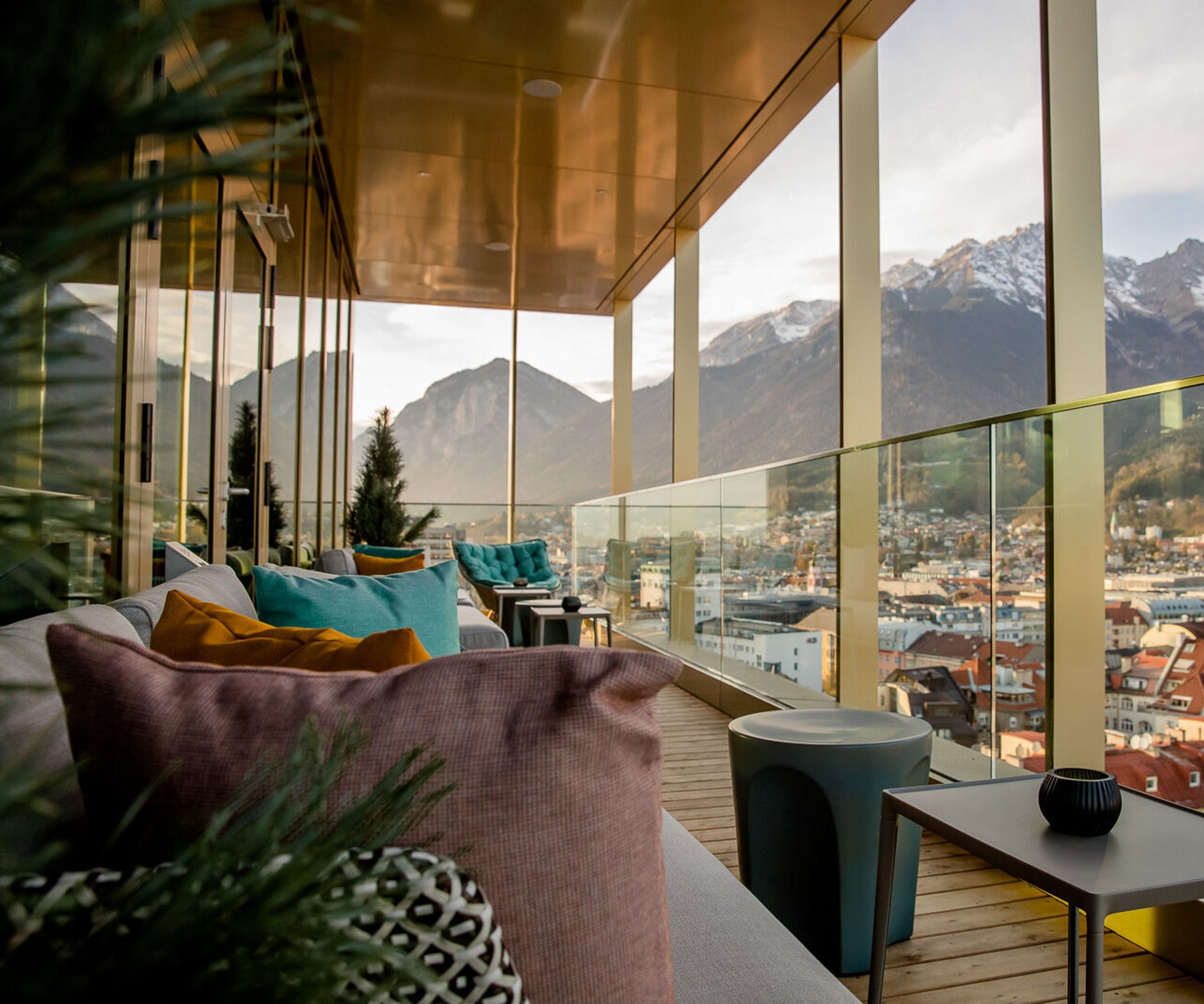 Hotel Innsbruck Motel One Terrasse mit Sitzgelegenheiten und Ausblick auf die Berge und über die Stadt