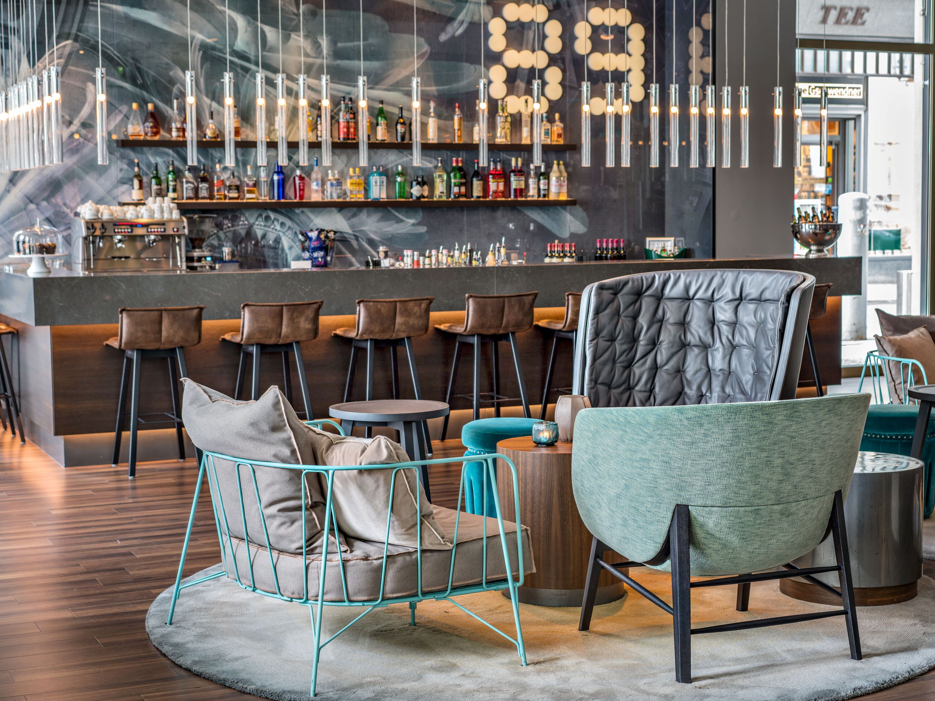Moderne Motel One Hotelbar mit stilvollen Sitzgelegenheiten, gemütlichen Sesseln und Barhockern. Dezente Beleuchtung und ein gut bestücktes Getränkeangebot.