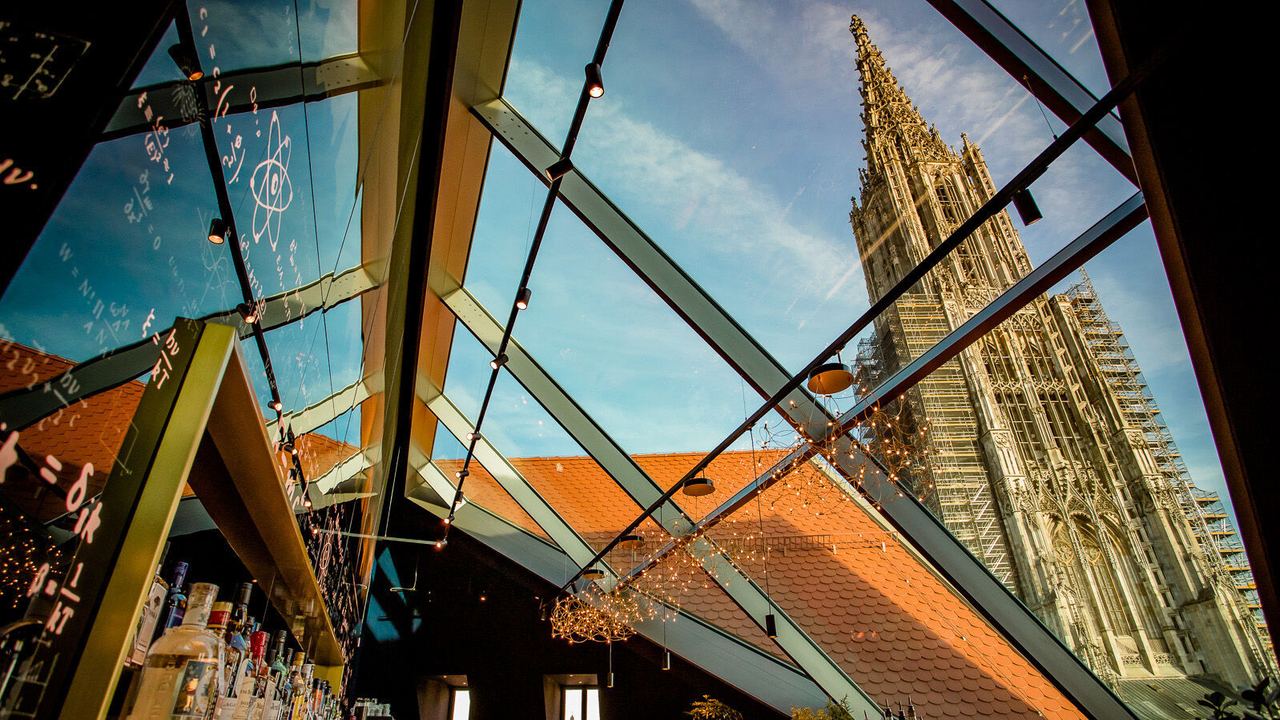 Hotel Ulm Motel One Bar mit Aussicht