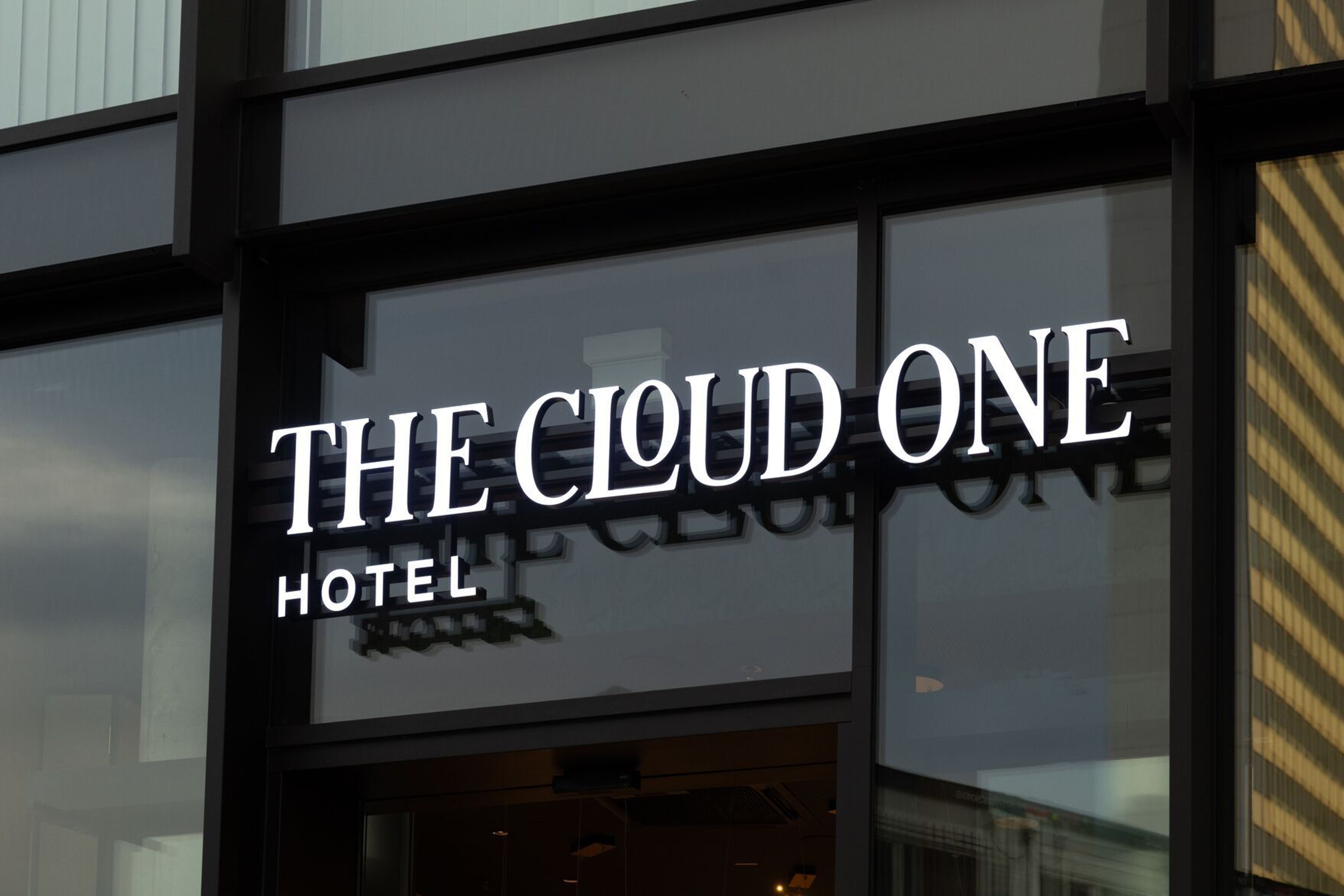 Designhotel Düsseldorf KöBogen The Cloud One Logo an Fassade