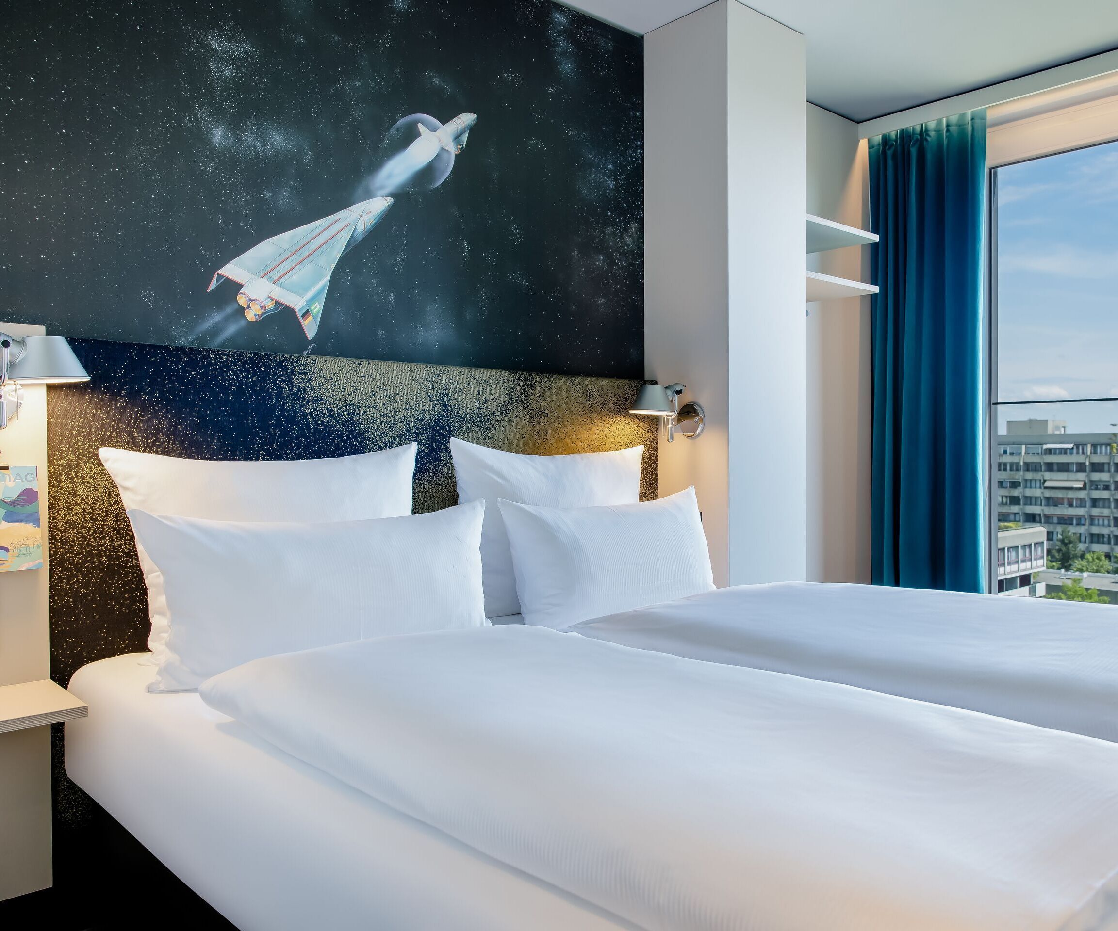 Hotel München Deutsches Museum Motel One helles Zimmer mit großem Doppelbett
