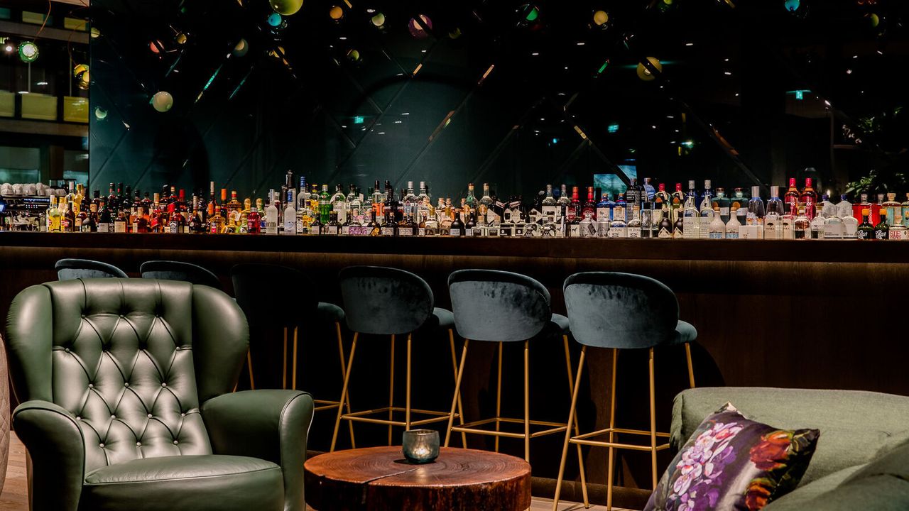 hotel Stuttgart Hauptbahnhof Motel One bar design