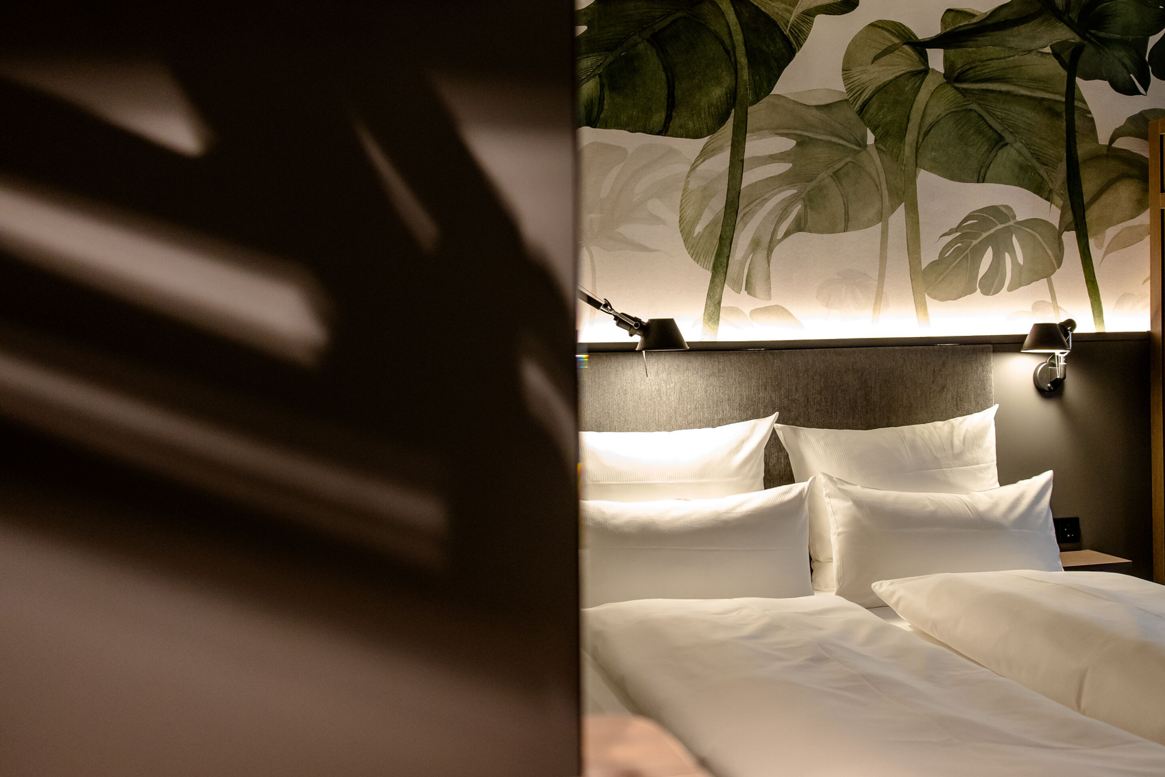 Designhotel München Hauptbahnhof Motel One Zimmer mit Blick auf Doppelbett