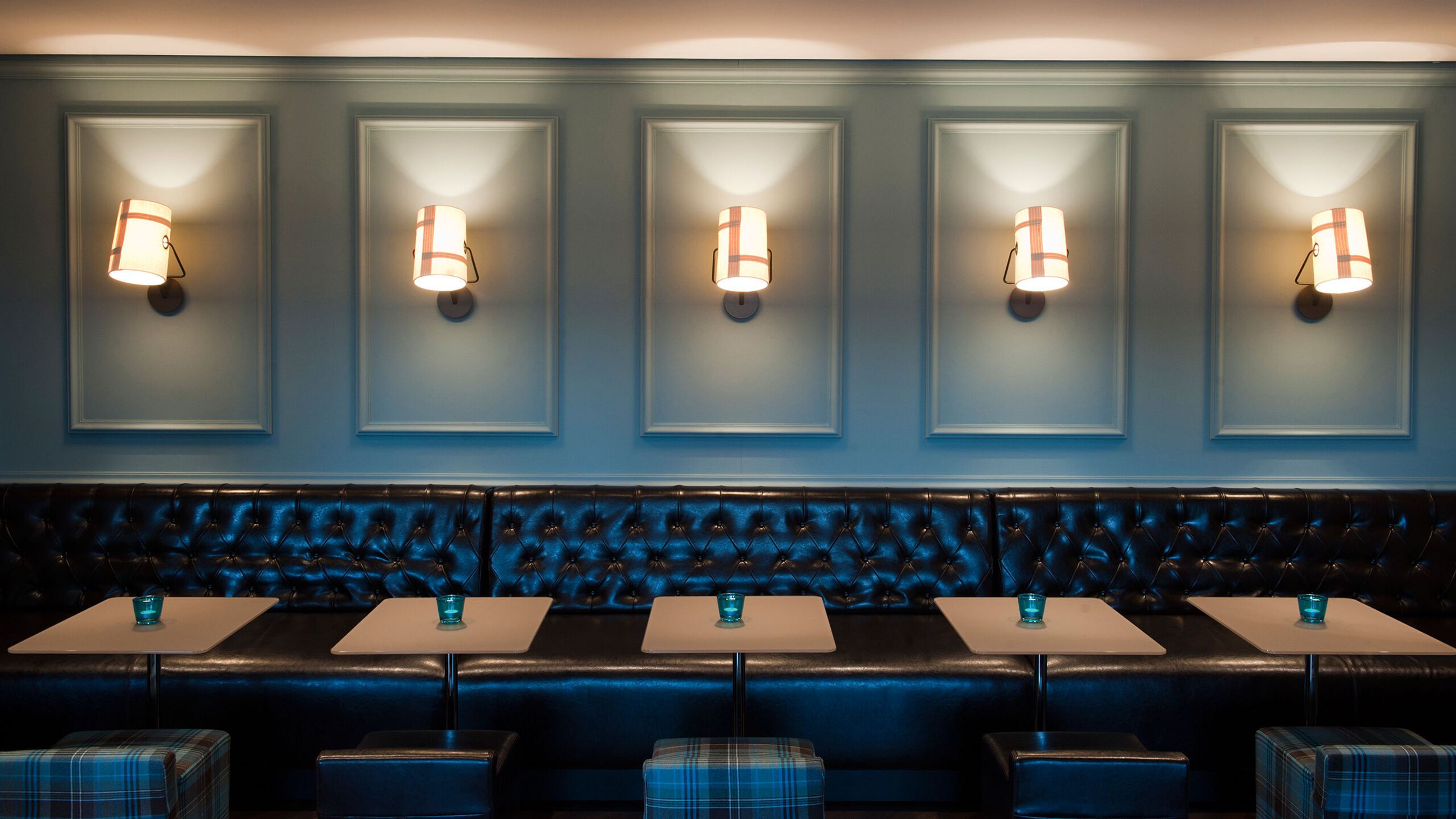 Hotel Edinburgh Royal Motel One Lounge und Frühstücksbereich mit mehreren Sitzgelegenheiten Hotel Edinburgh Royal Motel One Lounge und Frühstücksbereich mit mehreren Sitzgelegenheiten