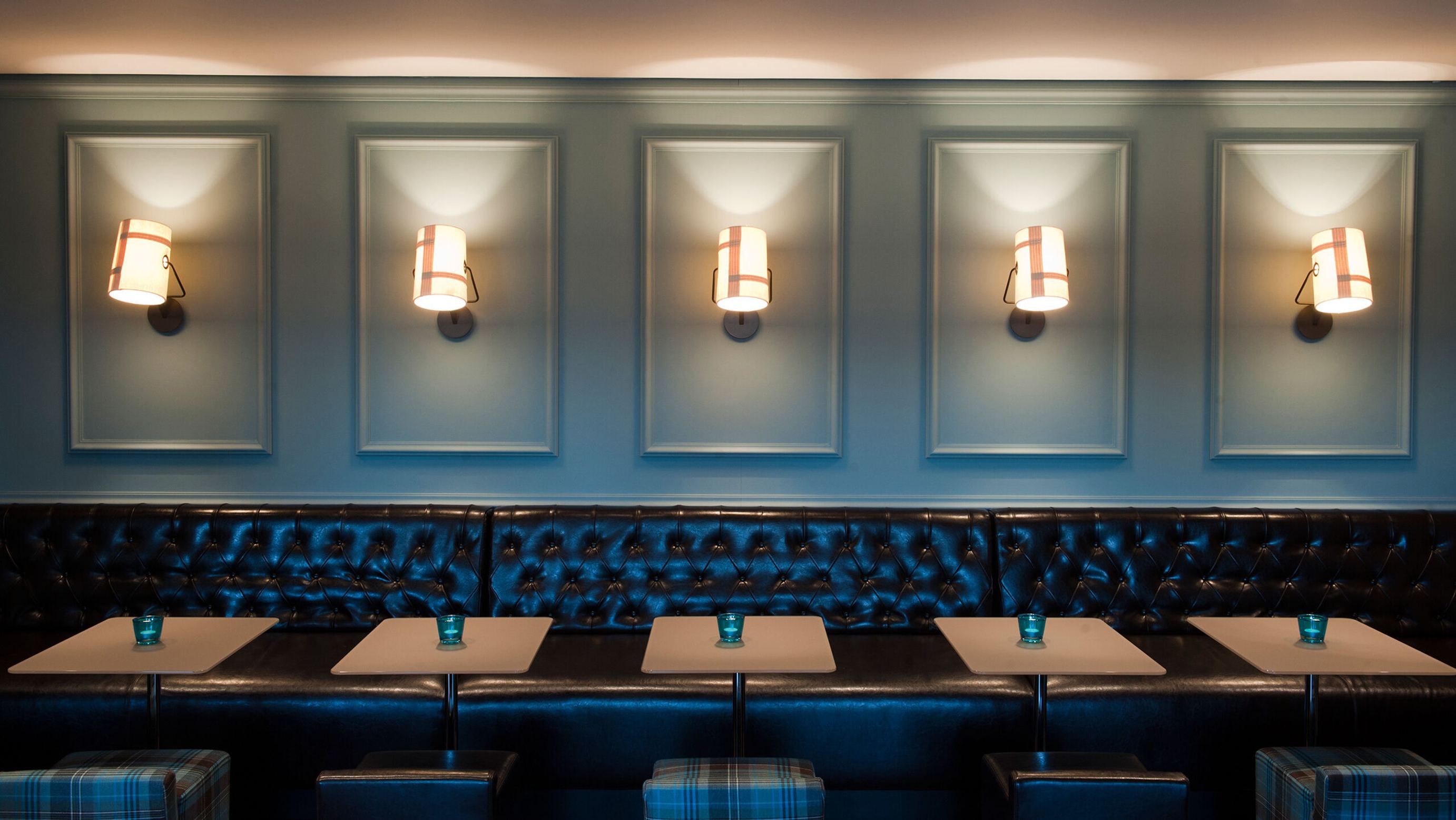 Hotel Edinburgh Royal Motel One Lounge und Frühstücksbereich mit mehreren Sitzgelegenheiten