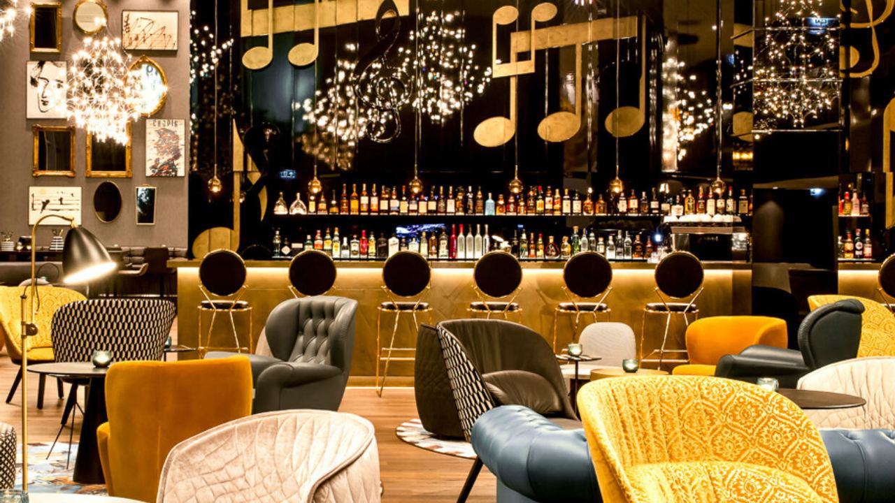 Hotel Warschau Motel One Bar mit Lounge und großen Musiknoten an der Wand