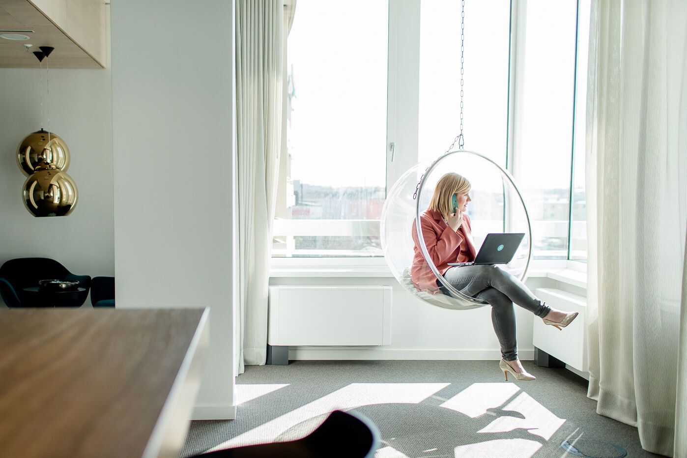 Motel One Headoffice Mitarbeitende arbeitet im Office