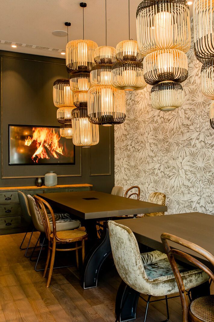 designhotel Haidhausen Motel One table and chairs in bright lounge