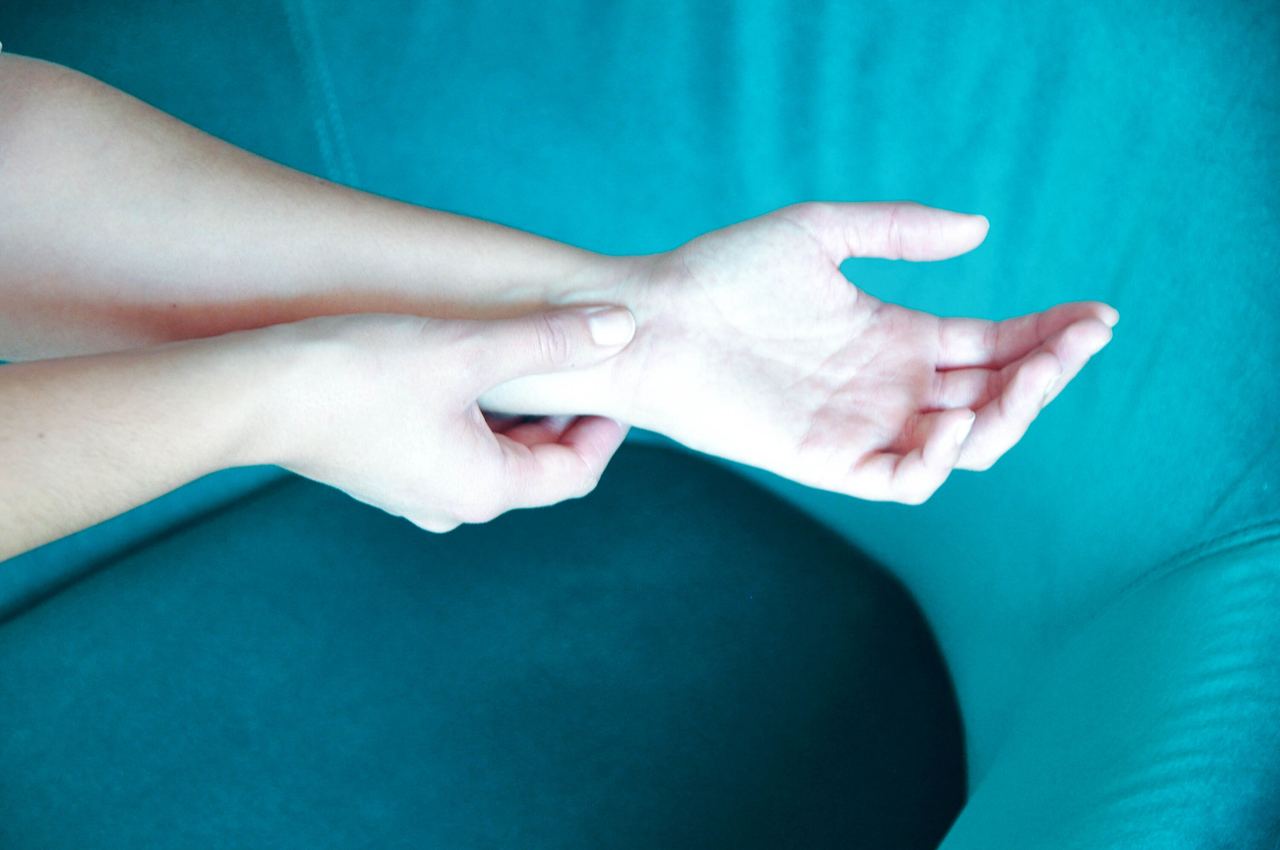 Besser einschlafen mit Akupressurpunkten zwei Hände vor türkisem Hintergrund Motel One