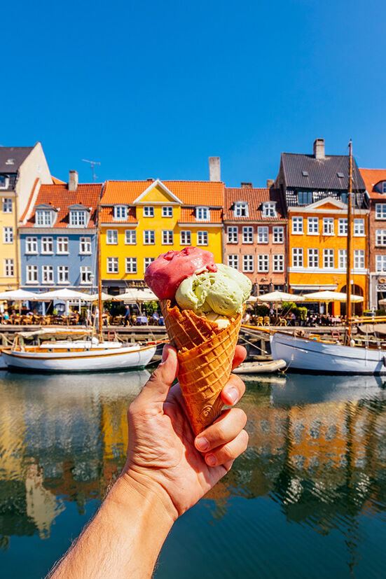 Sommer in Kopenhagen mit Eiswaffel und bunte Stadt Sommer in Kopenhagen mit Eiswaffel und bunte Stadt