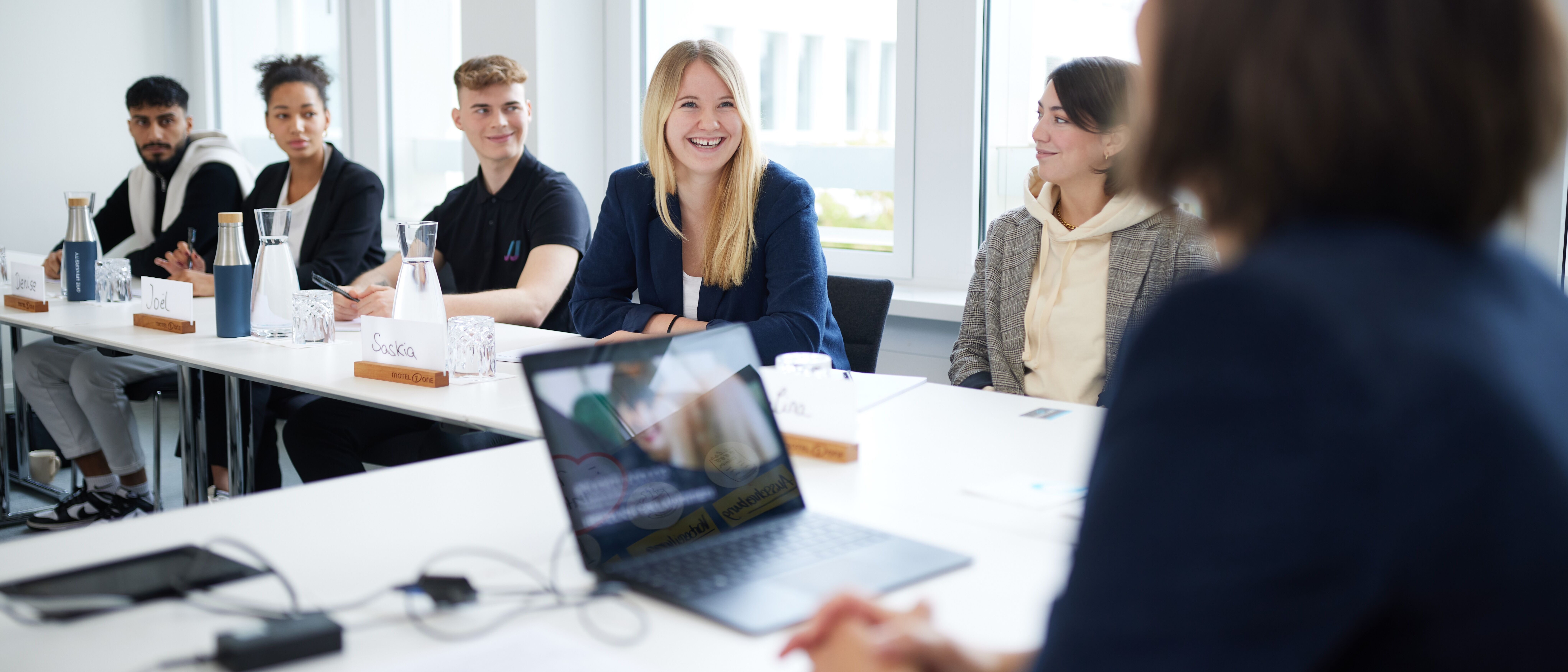 Motel One Mitarbeitende in einem Training an der One University