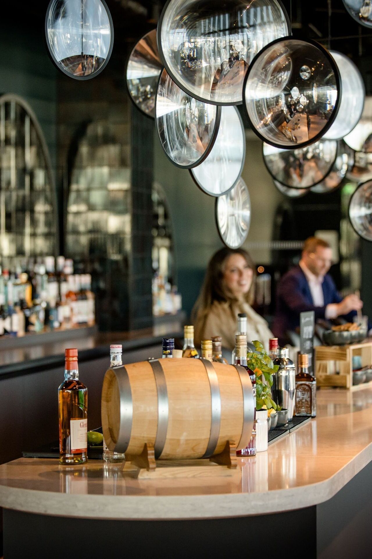 Designhotel Paris Porte de Versailles Motel One Barkeeper an der Bar shaked einen Cocktail