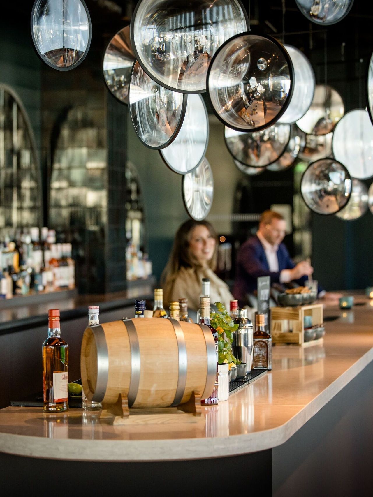 Designhotel Paris Porte de Versailles Motel One Barkeeper an der Bar shaked einen Cocktail Designhotel Paris Porte de Versailles Motel One Barkeeper an der Bar shaked einen Cocktail