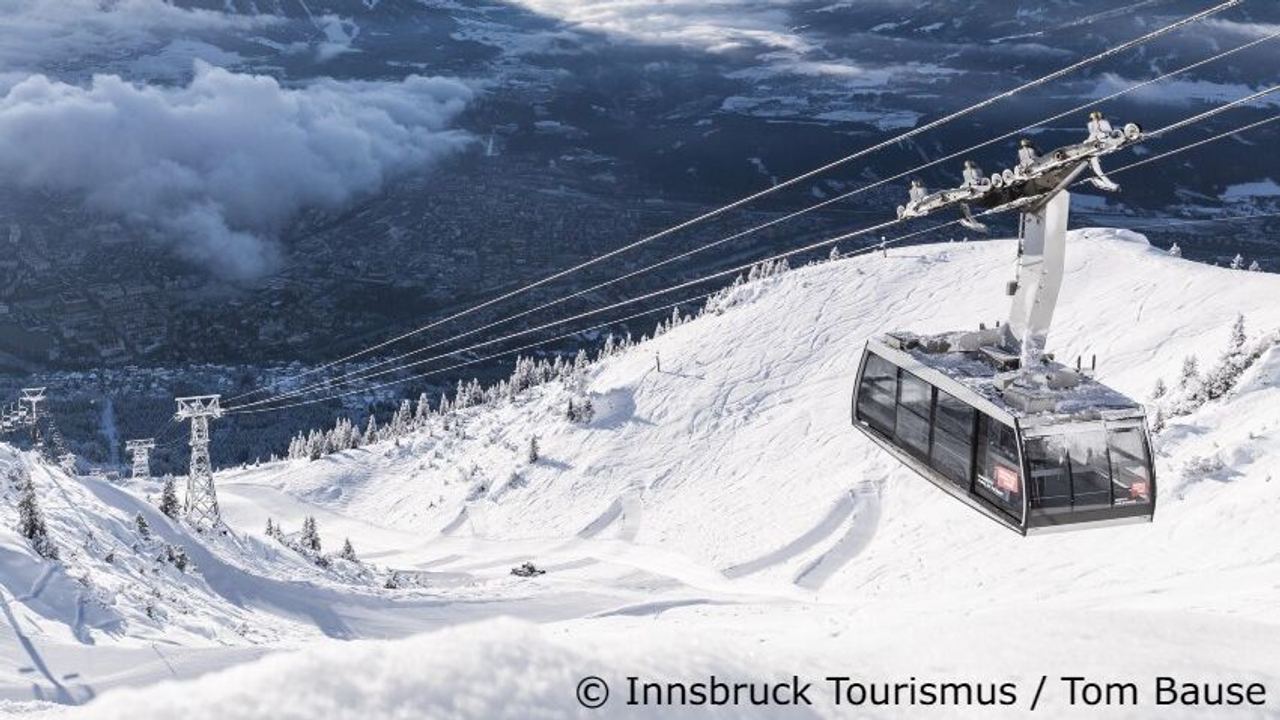 Hotel Innsbruck Motel One Skigebiet mit Schnee und Gondel
