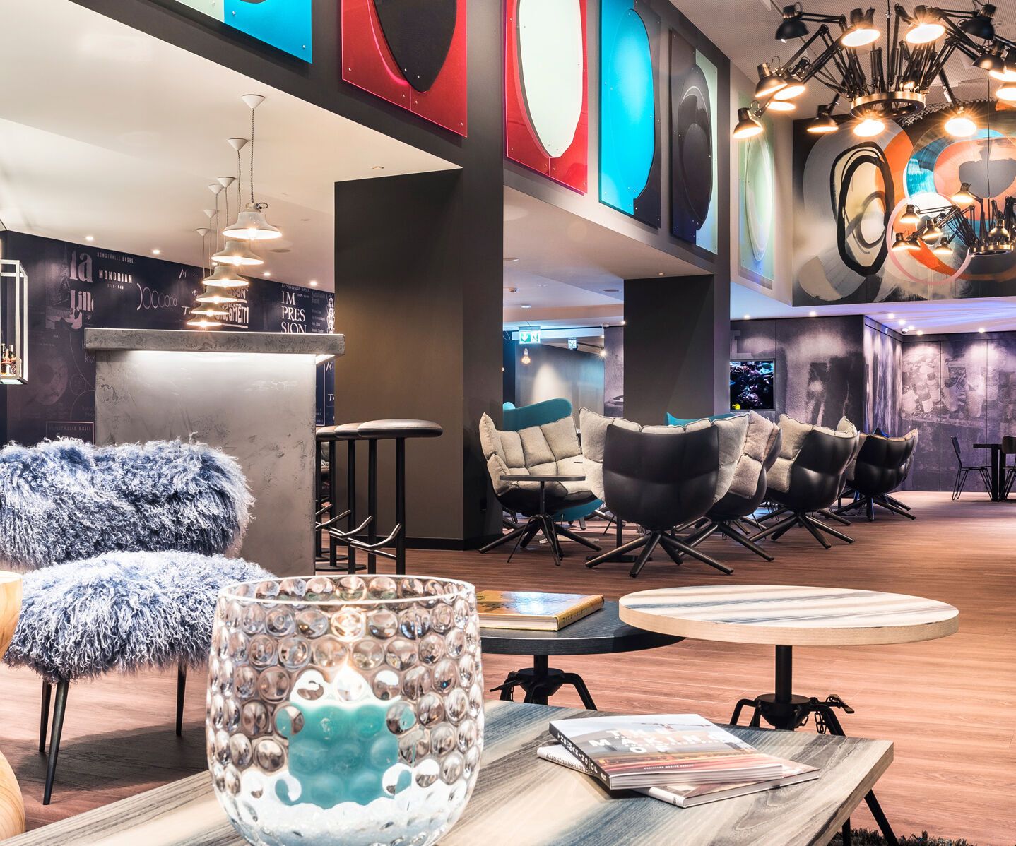 Hotel Basel Motel One Blick in eine große Lounge mit mehreren Sesseln zum Verweilen
