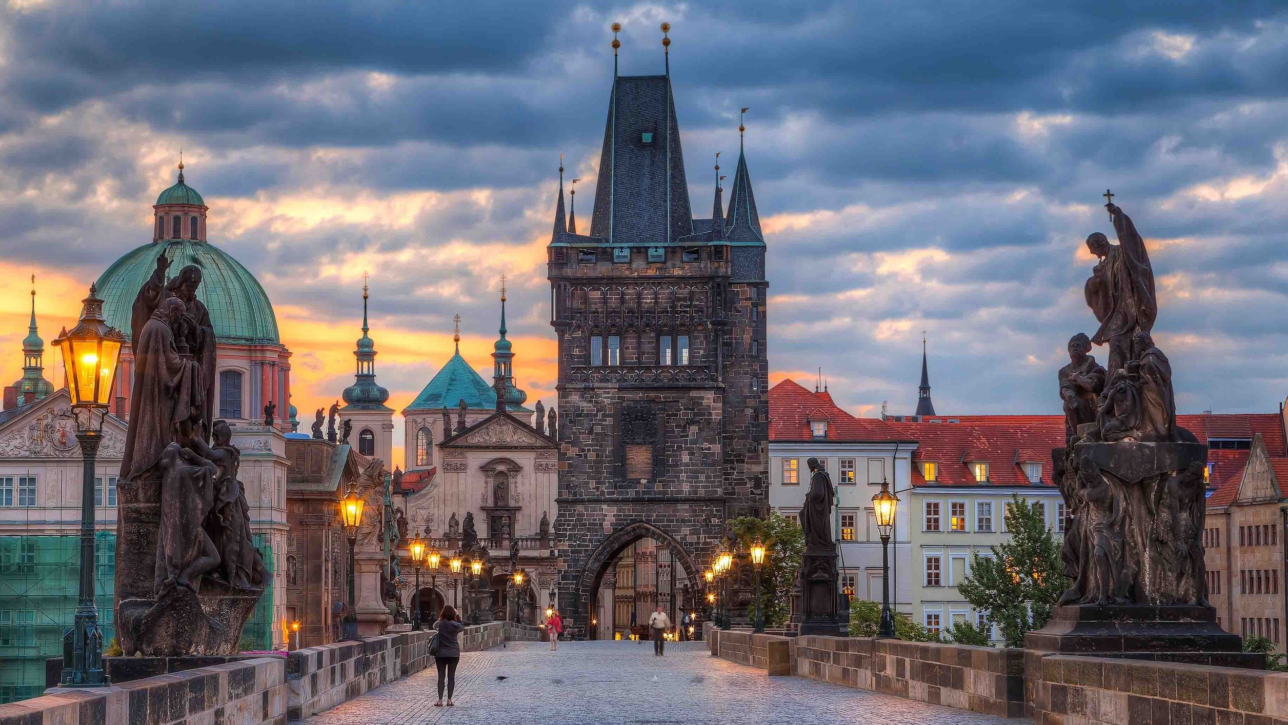 Historische Karlsbrücke in Prag – beliebtes Ziel für Städtetrips in Europa