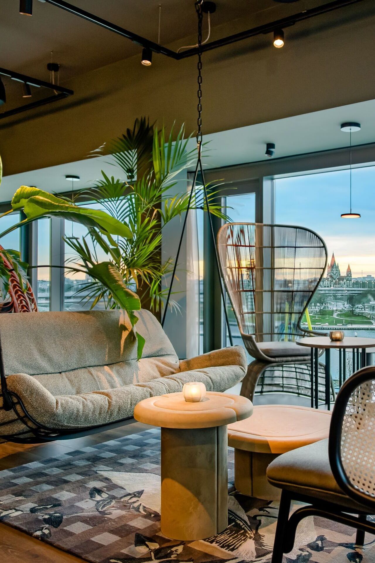 Hotel Wien Donau City Motel One helle Lounge mit Sitzgelegenheiten vor bodentiefen Fenstern und Ausblick auf die Donau