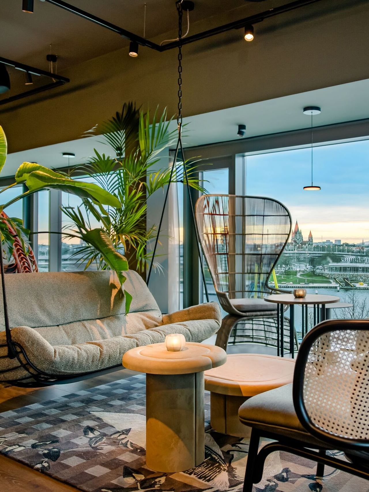 Hotel Wien Donau City Motel One helle Lounge mit Sitzgelegenheiten vor bodentiefen Fenstern und Ausblick auf die Donau Hotel Wien Donau City Motel One helle Lounge mit Sitzgelegenheiten vor bodentiefen Fenstern und Ausblick auf die Donau