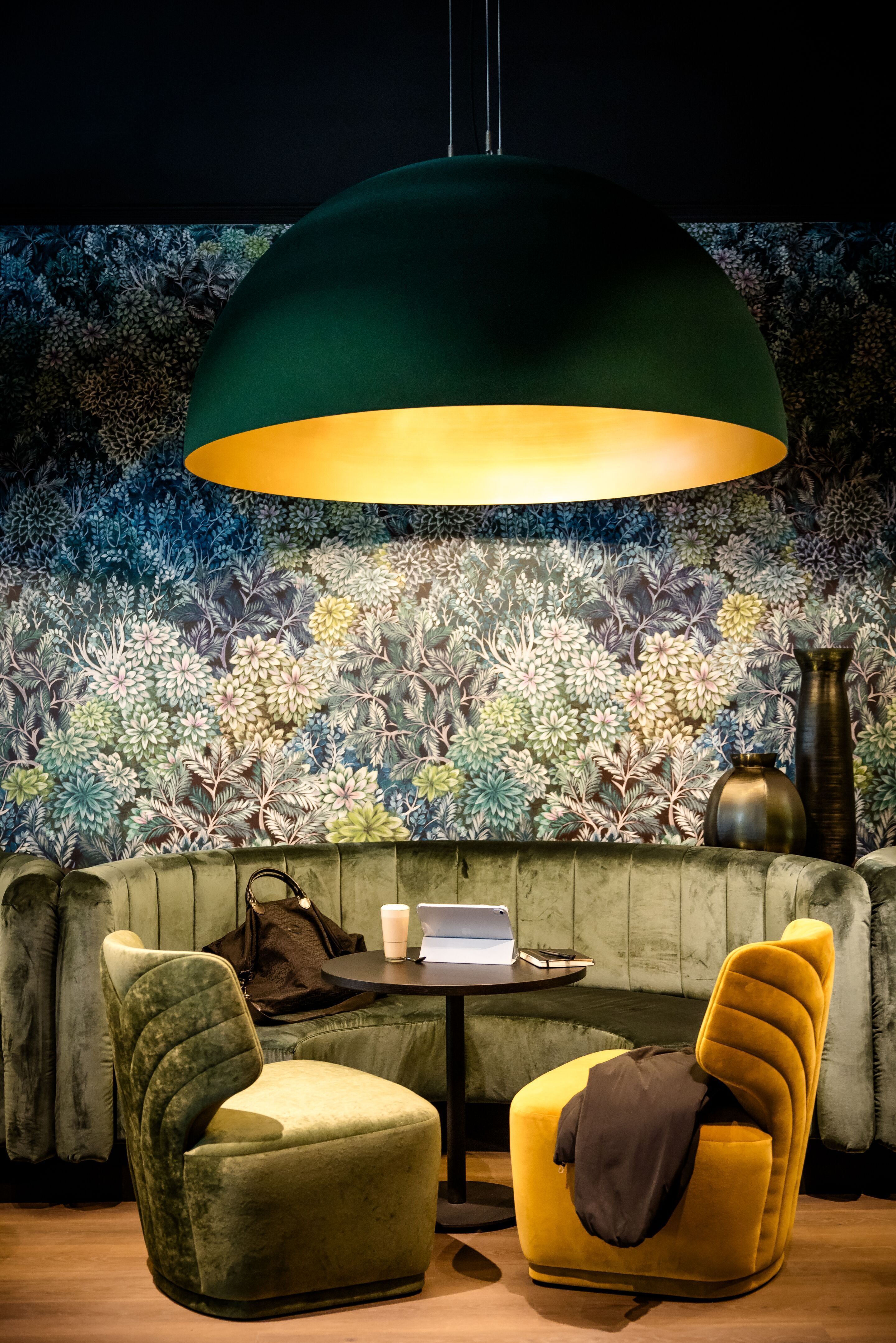 Designhotel München Hauptbahnhof Motel One gemütliche Sitzecke mit rundem Sofa und Sesseln sowie Tisch in der Mitte Designhotel München Hauptbahnhof Motel One gemütliche Sitzecke mit rundem Sofa und Sesseln sowie Tisch in der Mitte