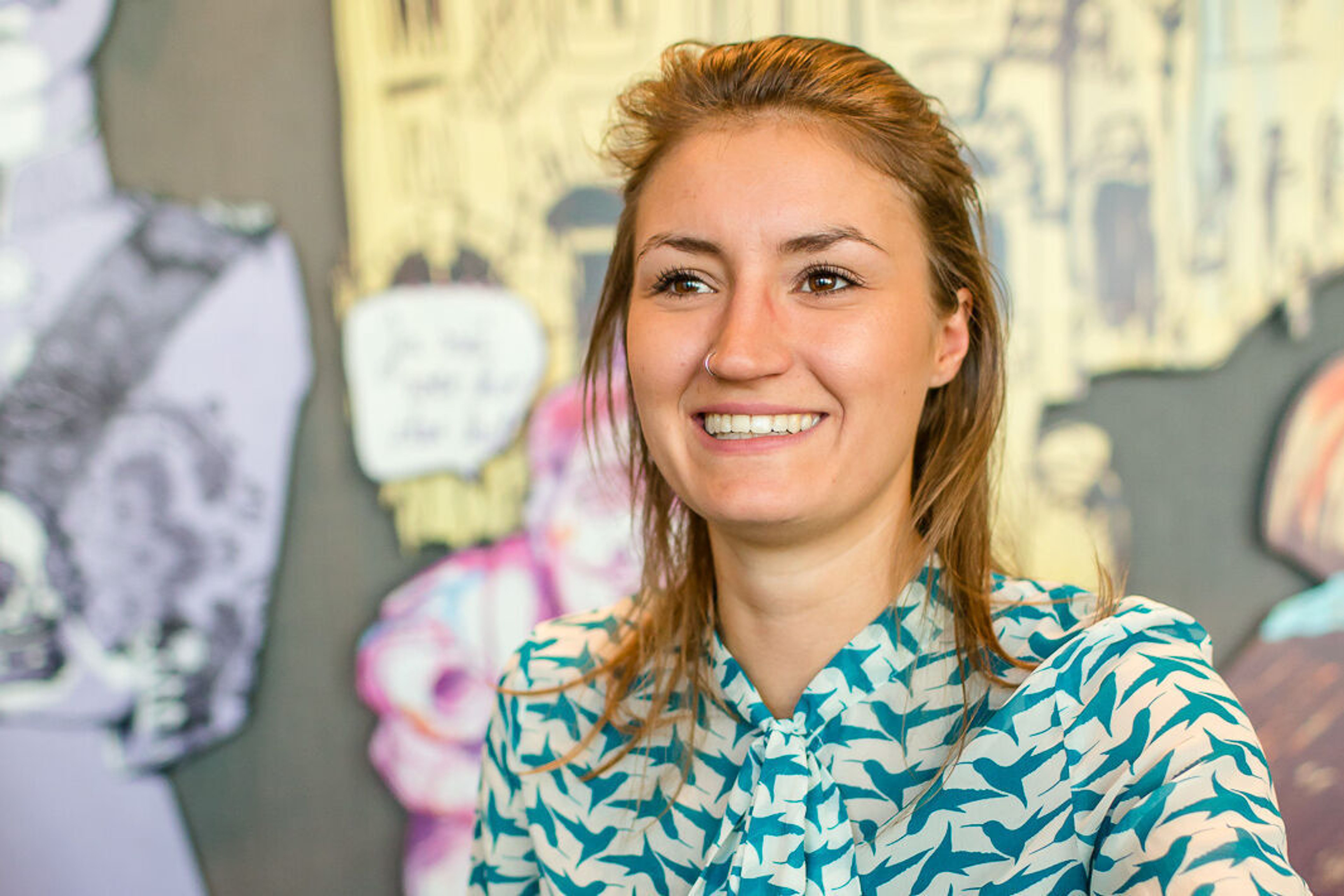 Hotel München Messe Motel One Mitarbeiterin an der Rezeption Hotel München Messe Motel One Mitarbeiterin an der Rezeption