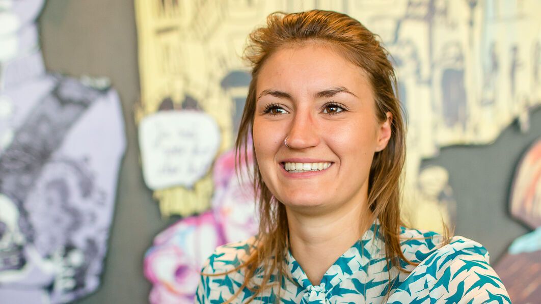 Hotel München Messe Motel One Mitarbeiterin an der Rezeption