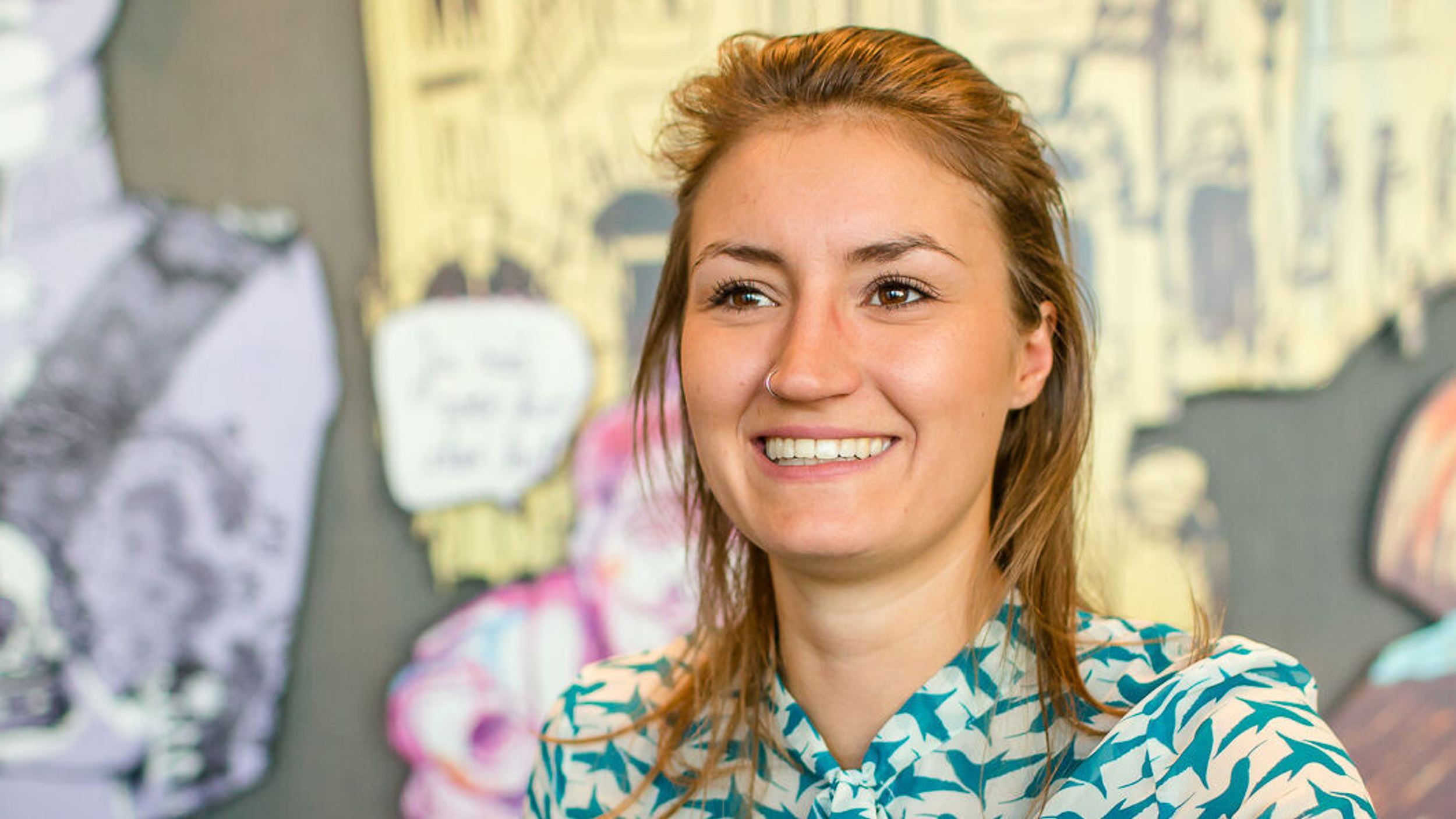 Hotel München Messe Motel One Mitarbeiterin an der Rezeption