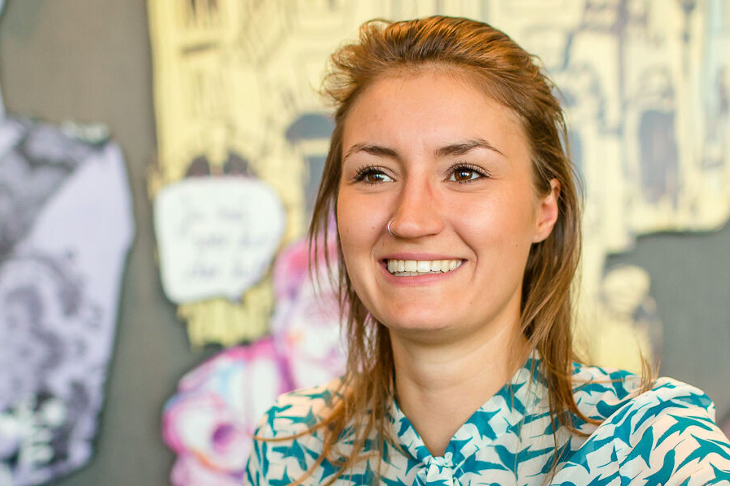 Hotel München Messe Motel One Mitarbeiterin an der Rezeption