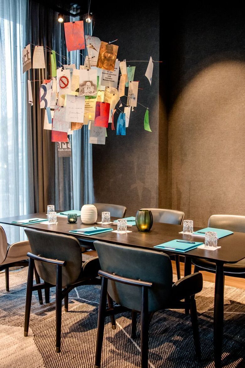 hotel Karlsruhe Motel One meeting room with table, six chairs and floor-to-ceiling window for plenty of light hotel Karlsruhe Motel One meeting room with table, six chairs and floor-to-ceiling window for plenty of light