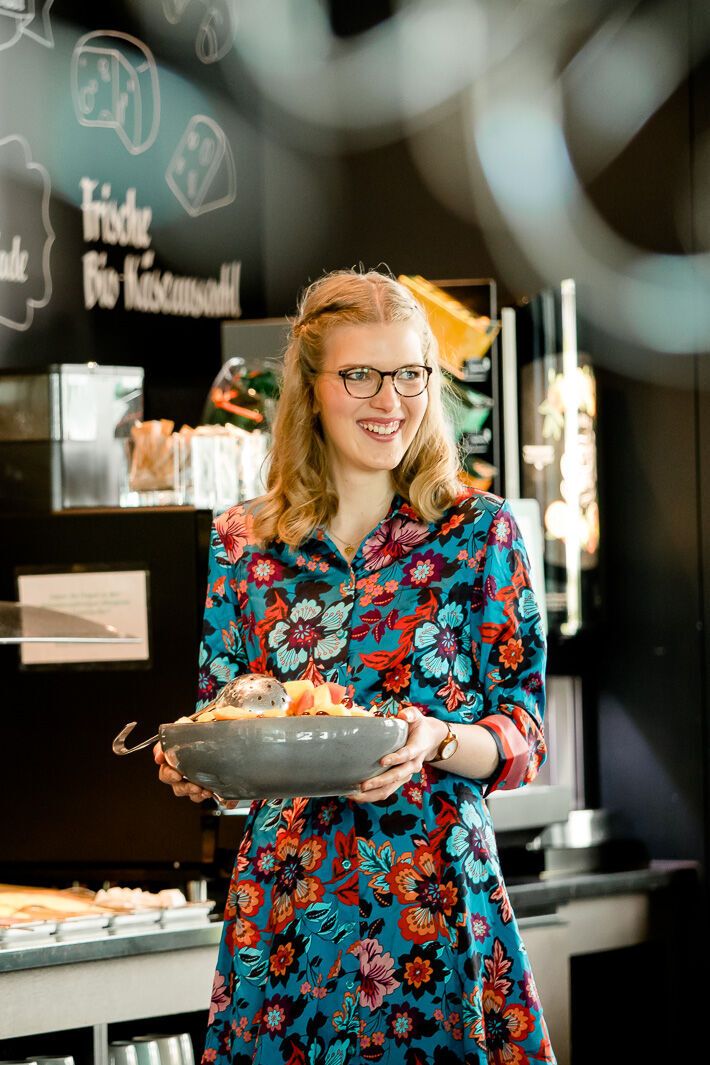 Motel One Mitarbeitende im Frühstücksservice