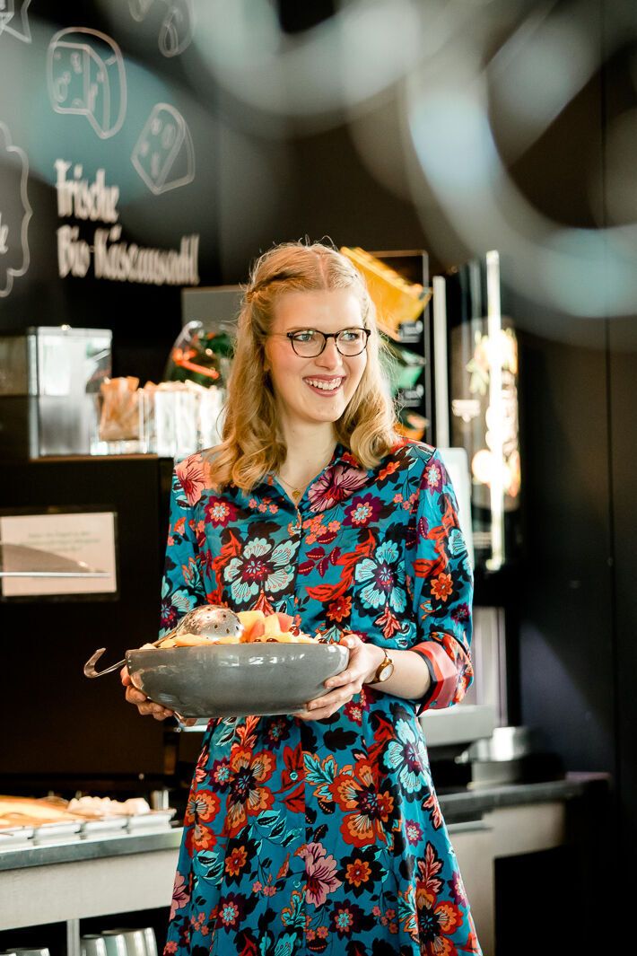 Motel One Mitarbeitende im Frühstücksservice