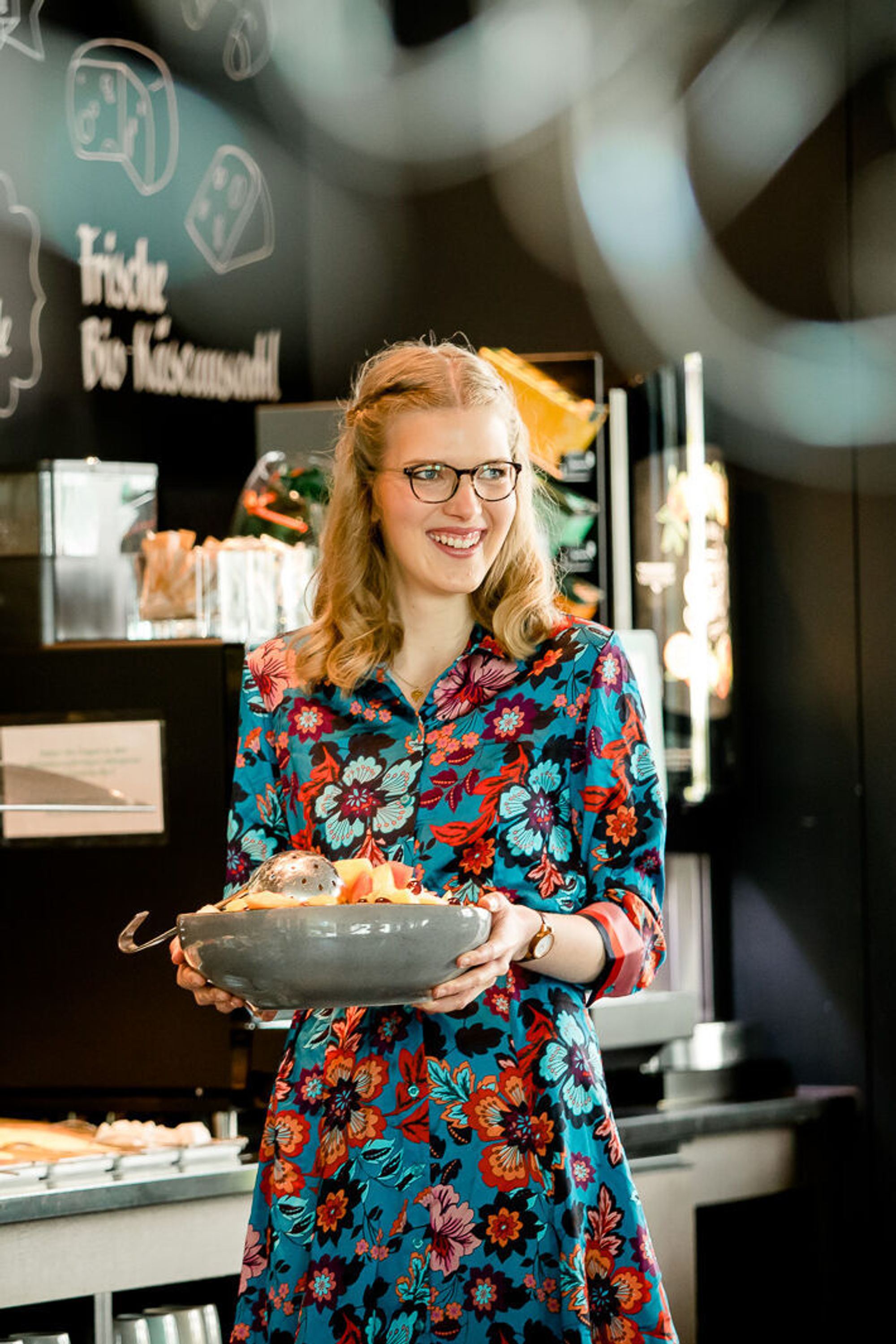 Motel One Mitarbeitende im Frühstücksservice