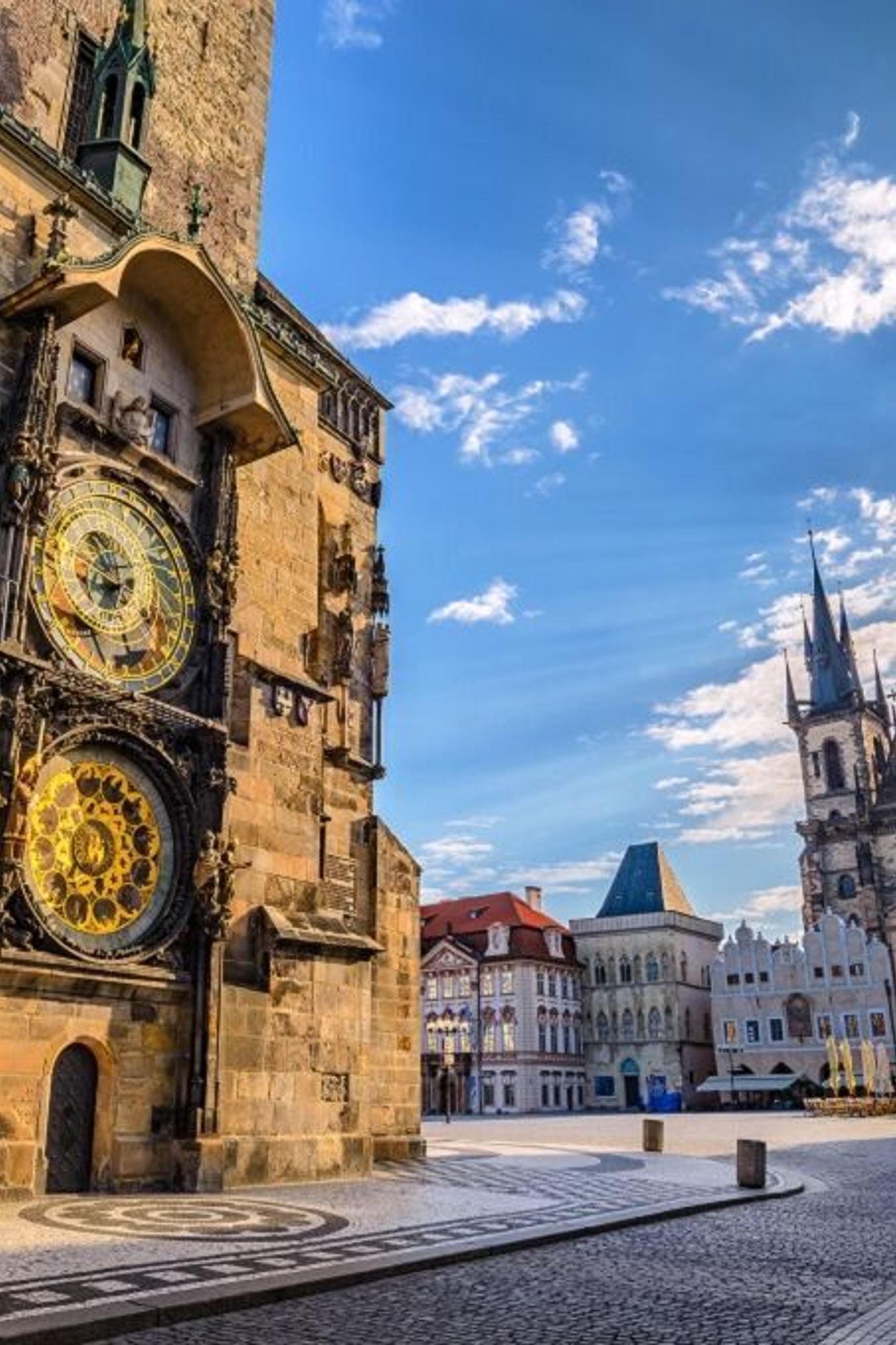 Altstädter Ring in Prag mit der Astronomischen Uhr, beliebtes Highlight für einen Stadtrundgang zu Fuß