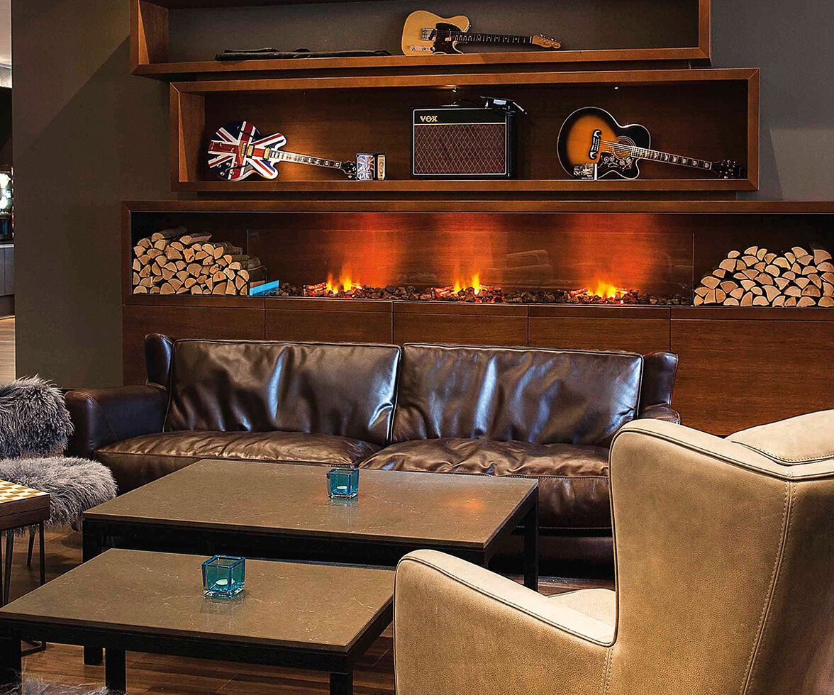 Hotel Manchester Piccadilly Motel One Lounge mit Couch und zwei Sesseln vor Kamin
