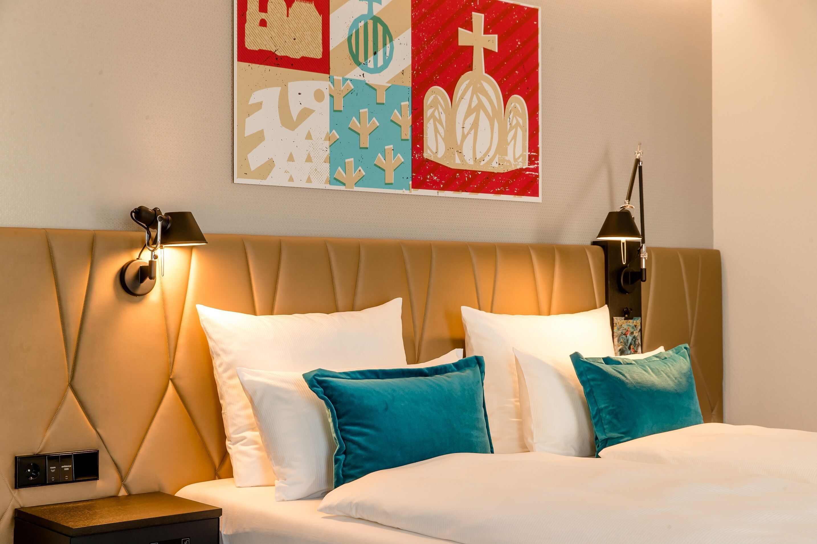 Hotel Aachen Motel One Zimmer The One mit Balkon Blick auf Doppelbett