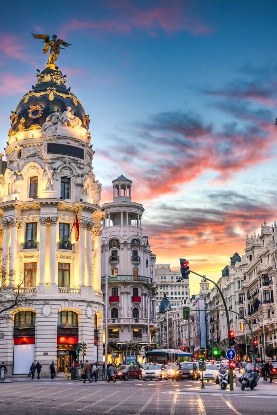Hotel Madrid Plaza de España Motel One Zentrum mit mehreren Gebäuden und Autos auf der Straße