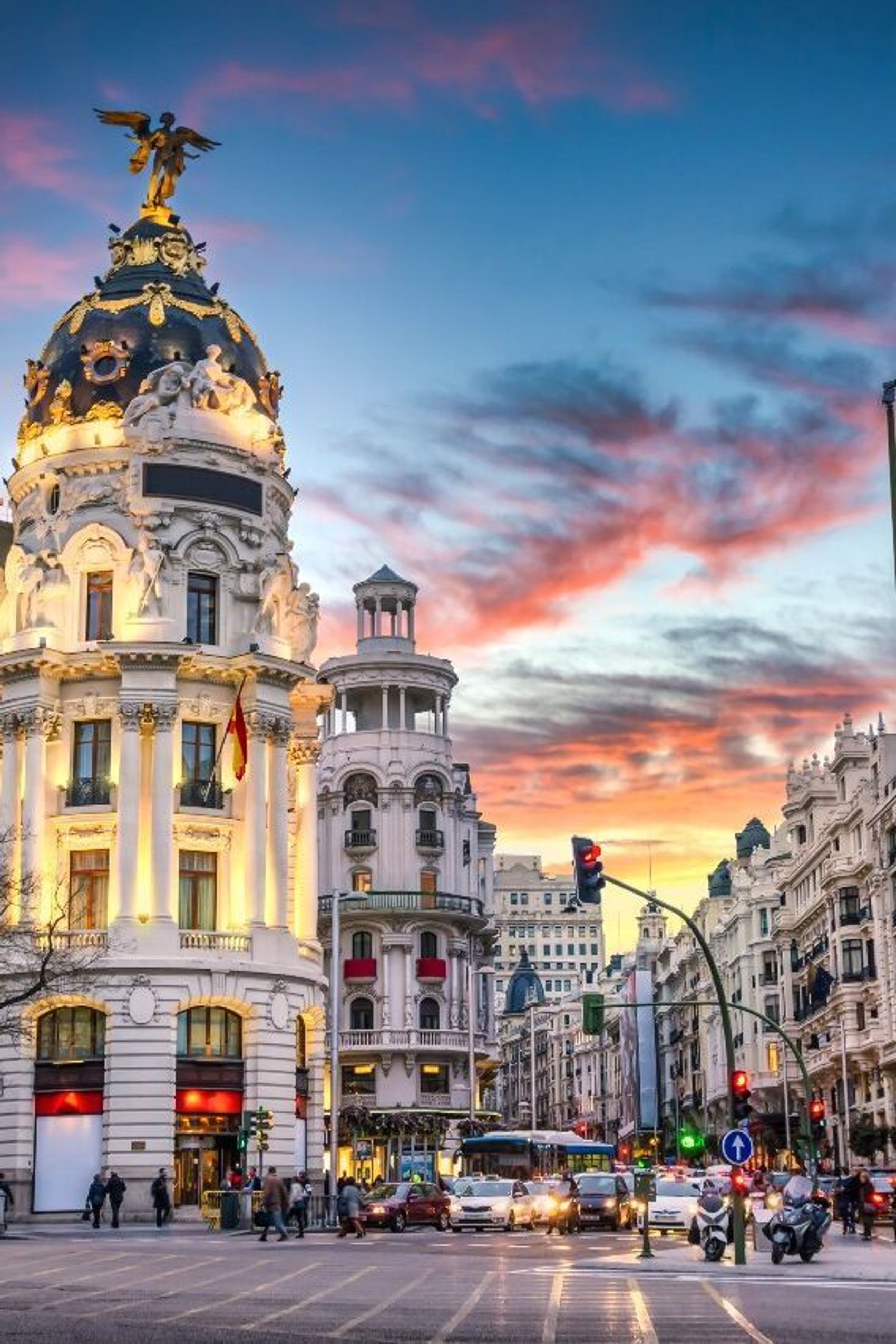 Hotel Madrid Plaza de España Motel One Zentrum mit mehreren Gebäuden und Autos auf der Straße