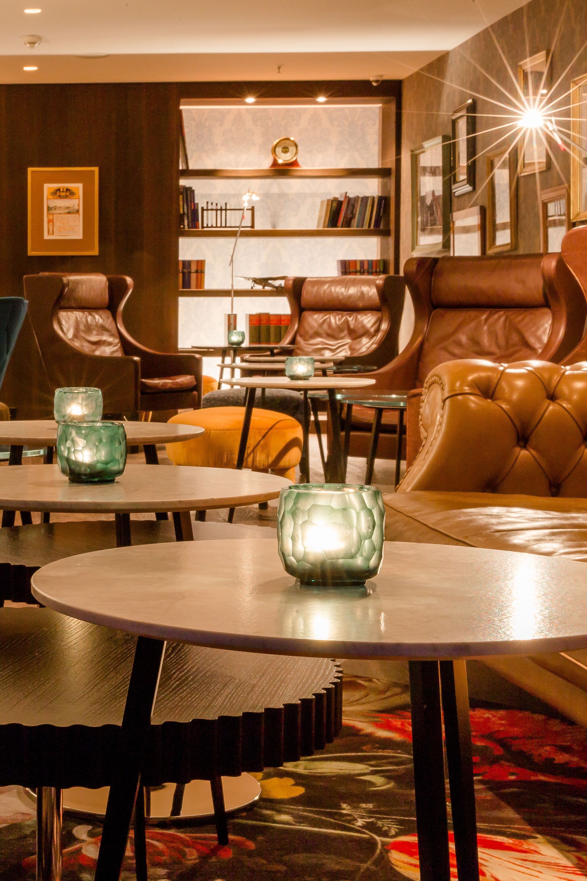 Design Hotel München Deutsches Museum Motel One gemütliche Lounge mit mehreren Sesseln und Beistelltischen